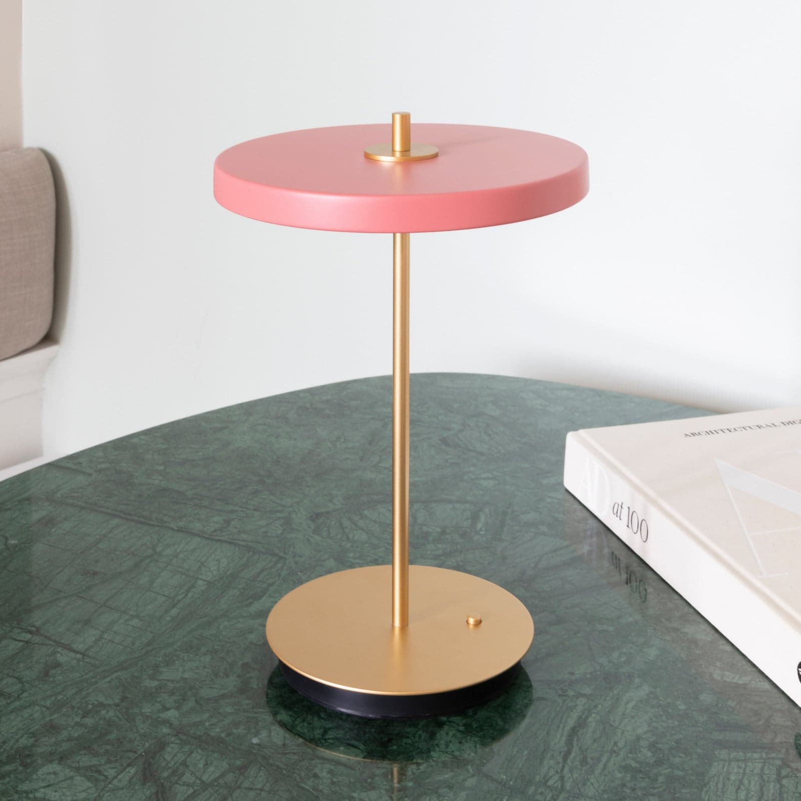 Asteria Move LED-bordlampe med batteri, rosé/messing, 31 cm – UMAGE - Stue - Design - Metall - Med skjerm