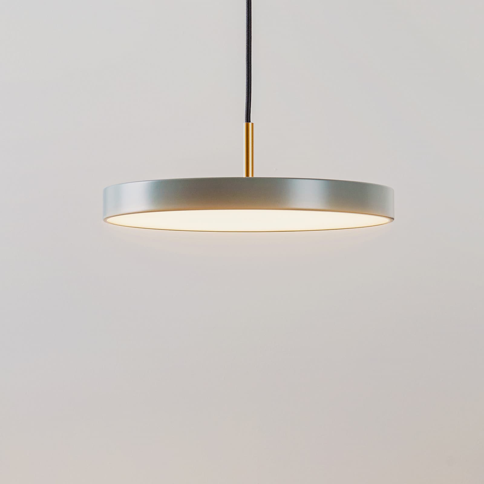Asteria Mini LED-hengelampe, lysegrønn/messing, Ø 31 cm – UMAGE - Stue - Design - Metall - Med en lyskilde