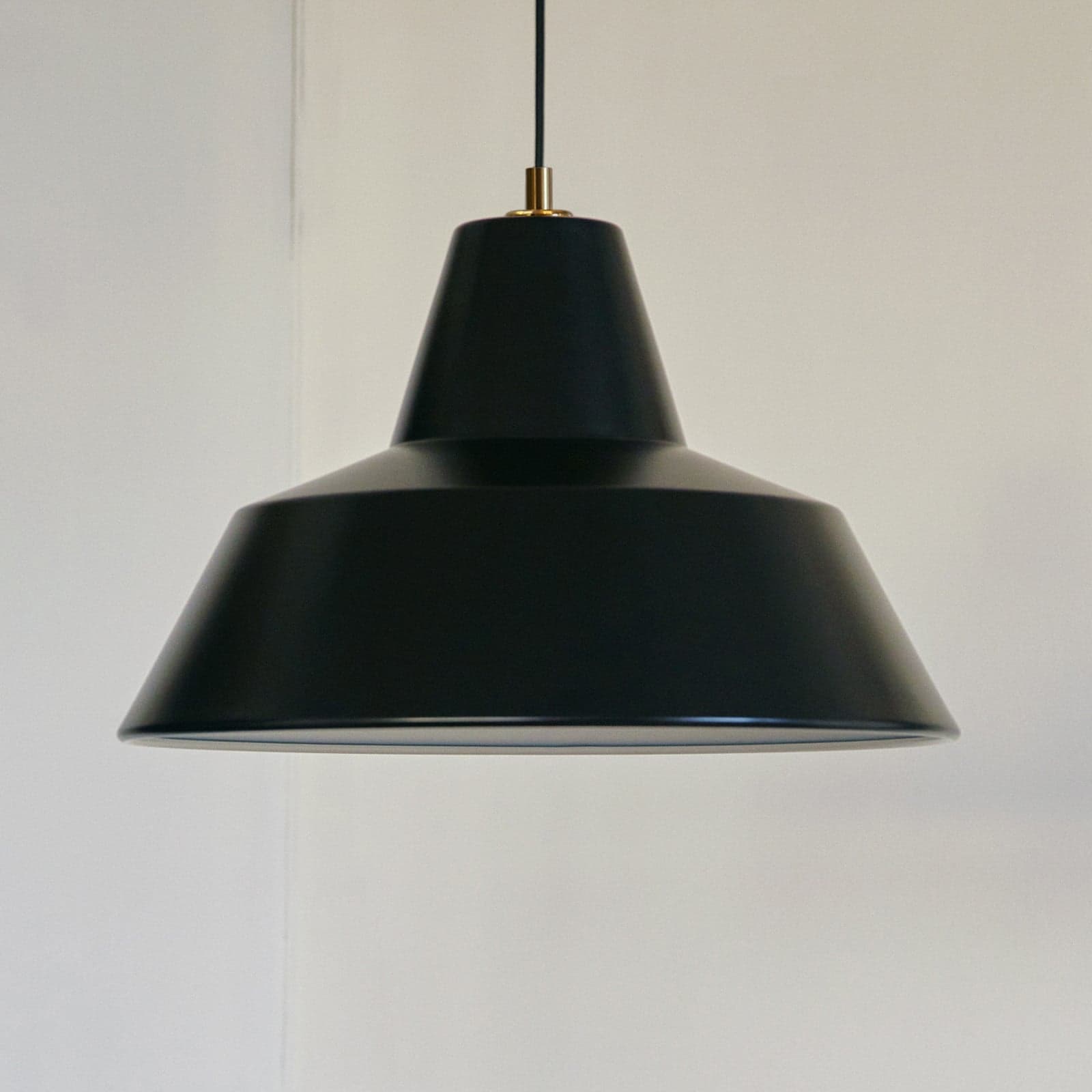 Workshop W3 hengelampe, matt svart, aluminium, E27 – Made By Hand - Spisestue - Design - Med en lyskilde