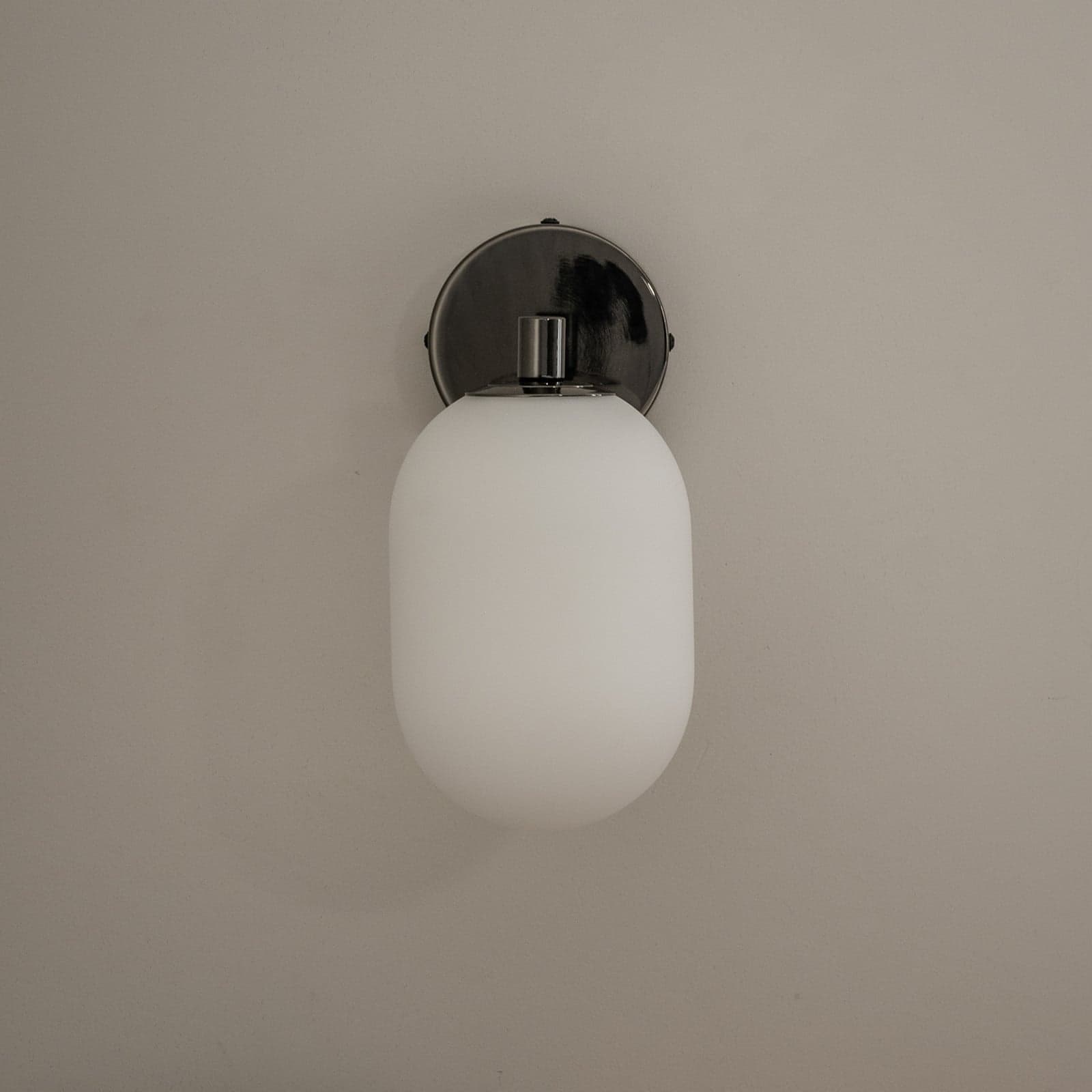 Noor vegglampe, opal/svart, glass, 18 cm bred – Watt & Veke - Stue - Moderne