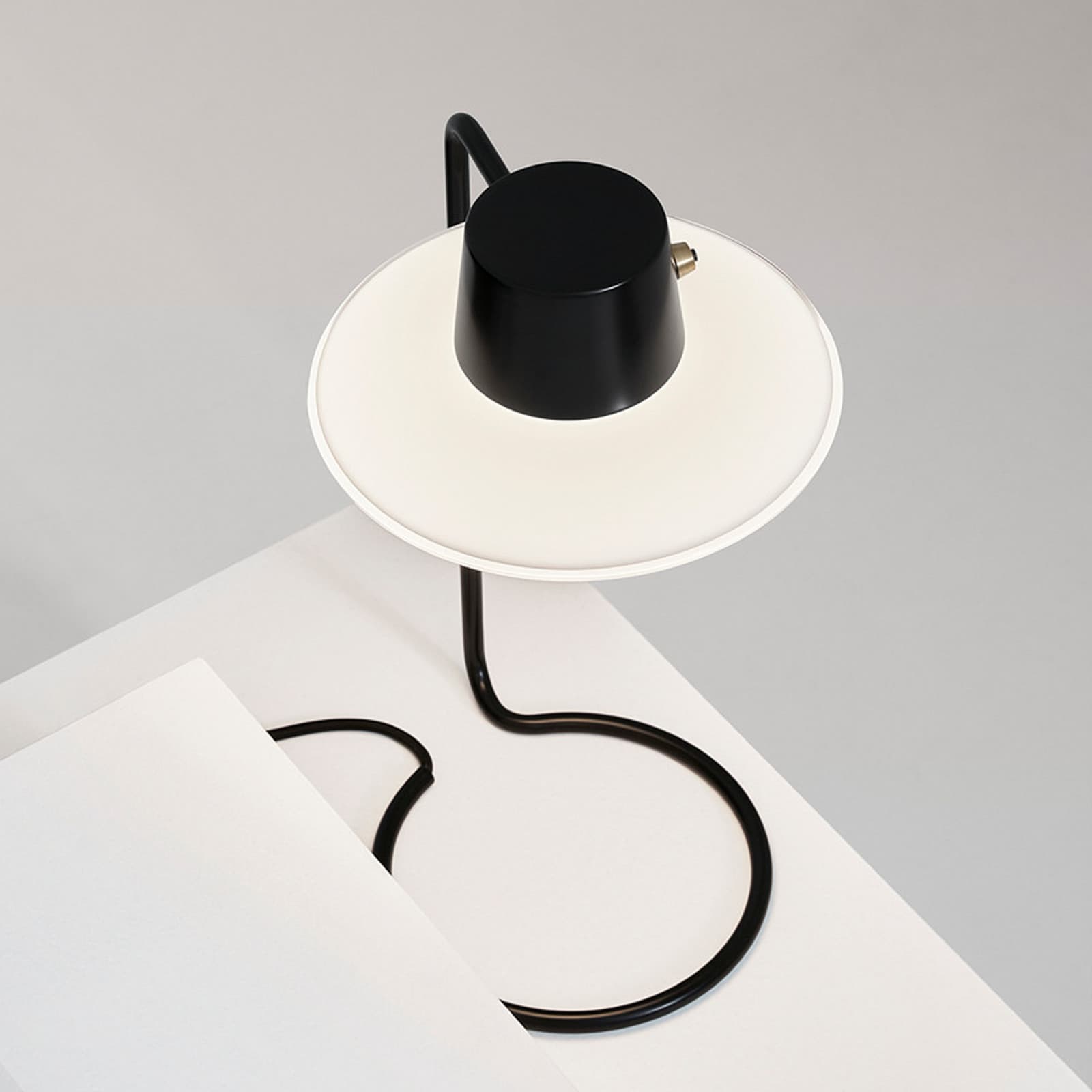 AJ Oxford Bordlampe H28 Opal - Louis Poulsen - Stue - Design - Metall - Med skjerm