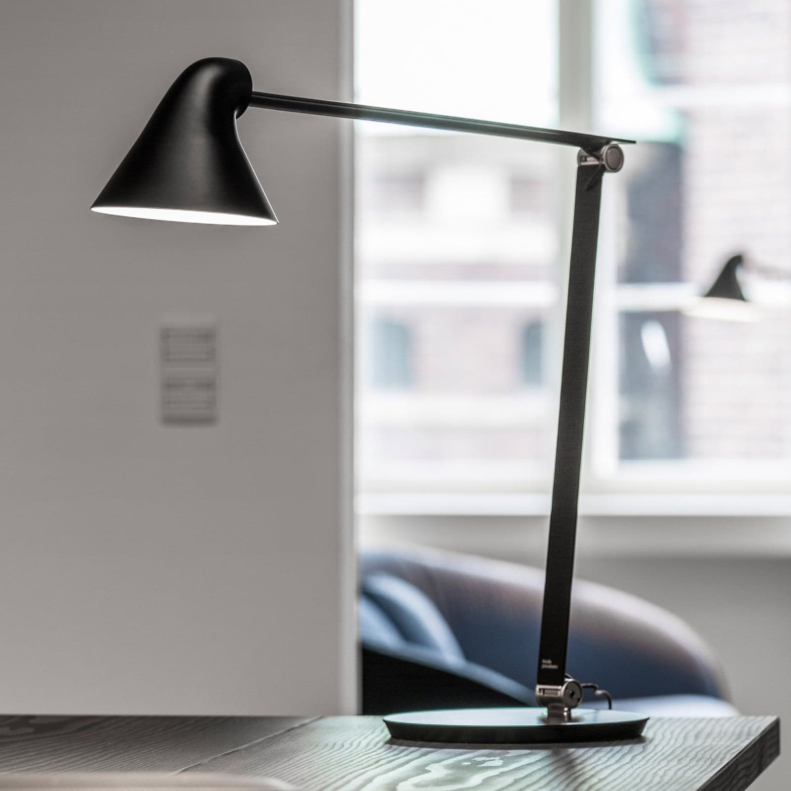 NJP Bordlampe m/Fot 3000K Sort - Louis Poulsen - Stue - Design - Metall - Med en lyskilde