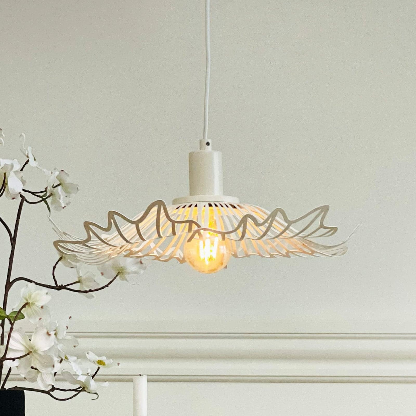 Flora pendellampe Small perlehvit 40 cm – DybergLarsen Dyberg Larsen - Stue - Design - Metall - Med en lyskilde