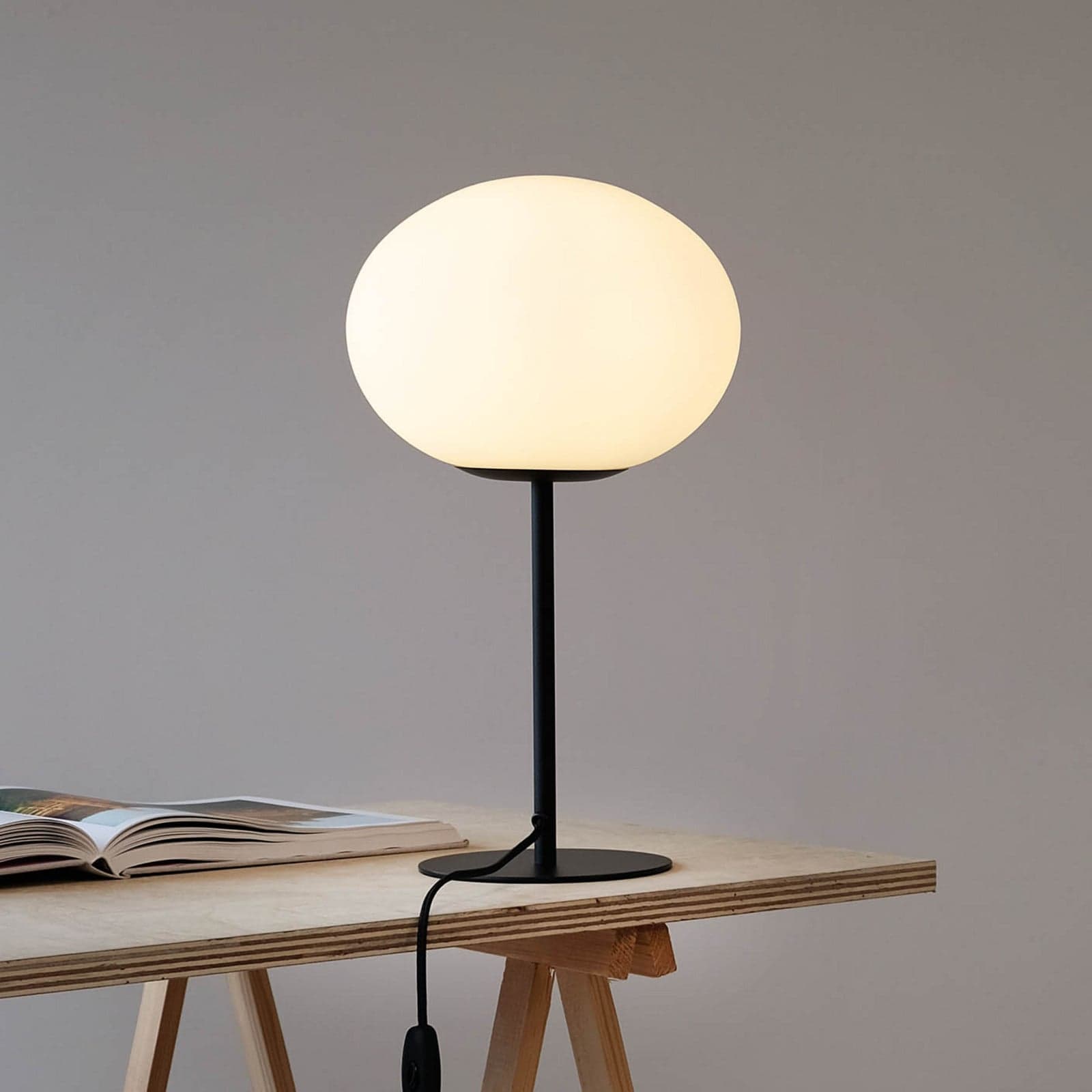 Princess Bordlampe Opal/ Black - Dyberg Larsen - Stue - Design - Metall - Med skjerm