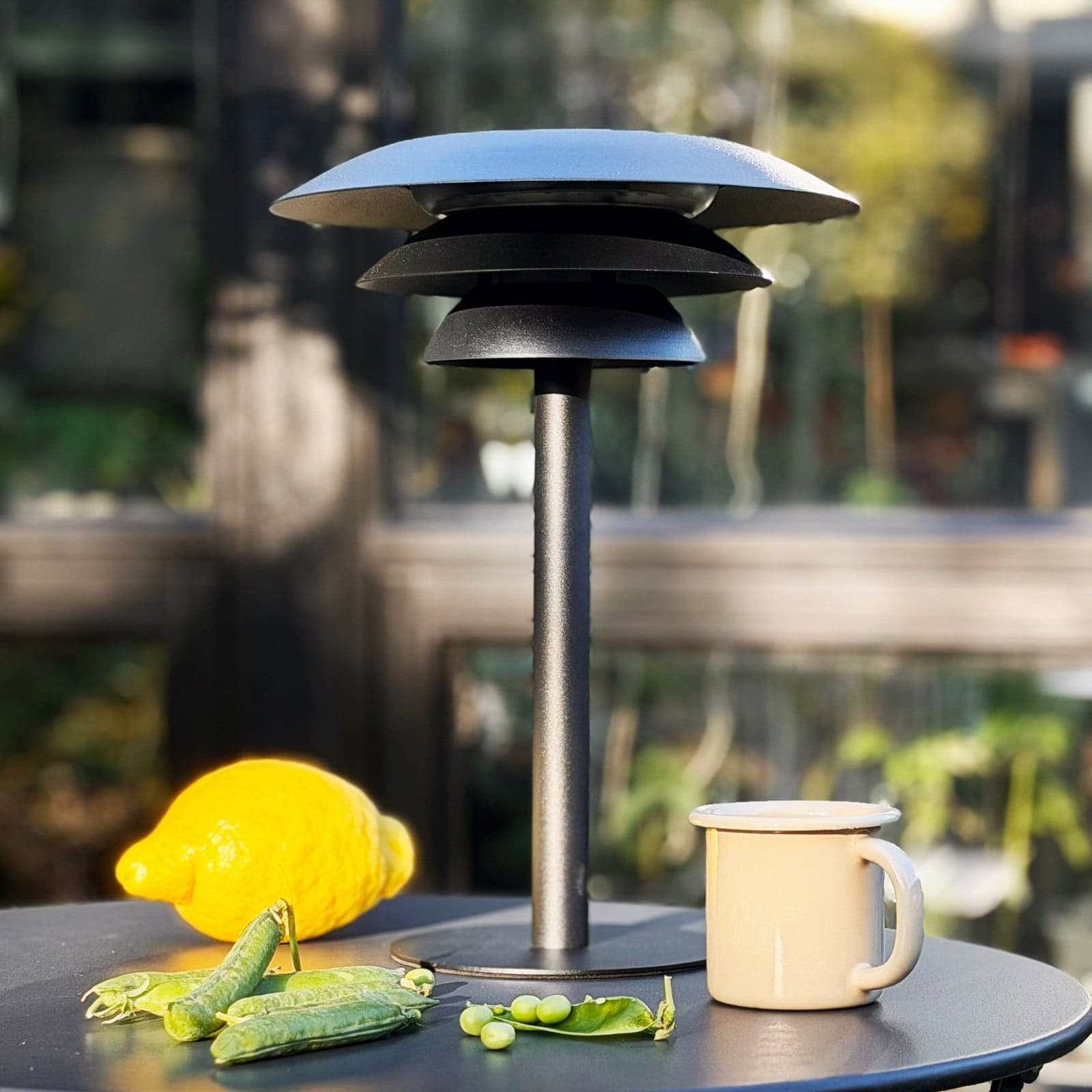 DL25 Solar LED-bordlampe, svart, metall – Dyberg Larsen - Terrasse - Design - Med en lyskilde