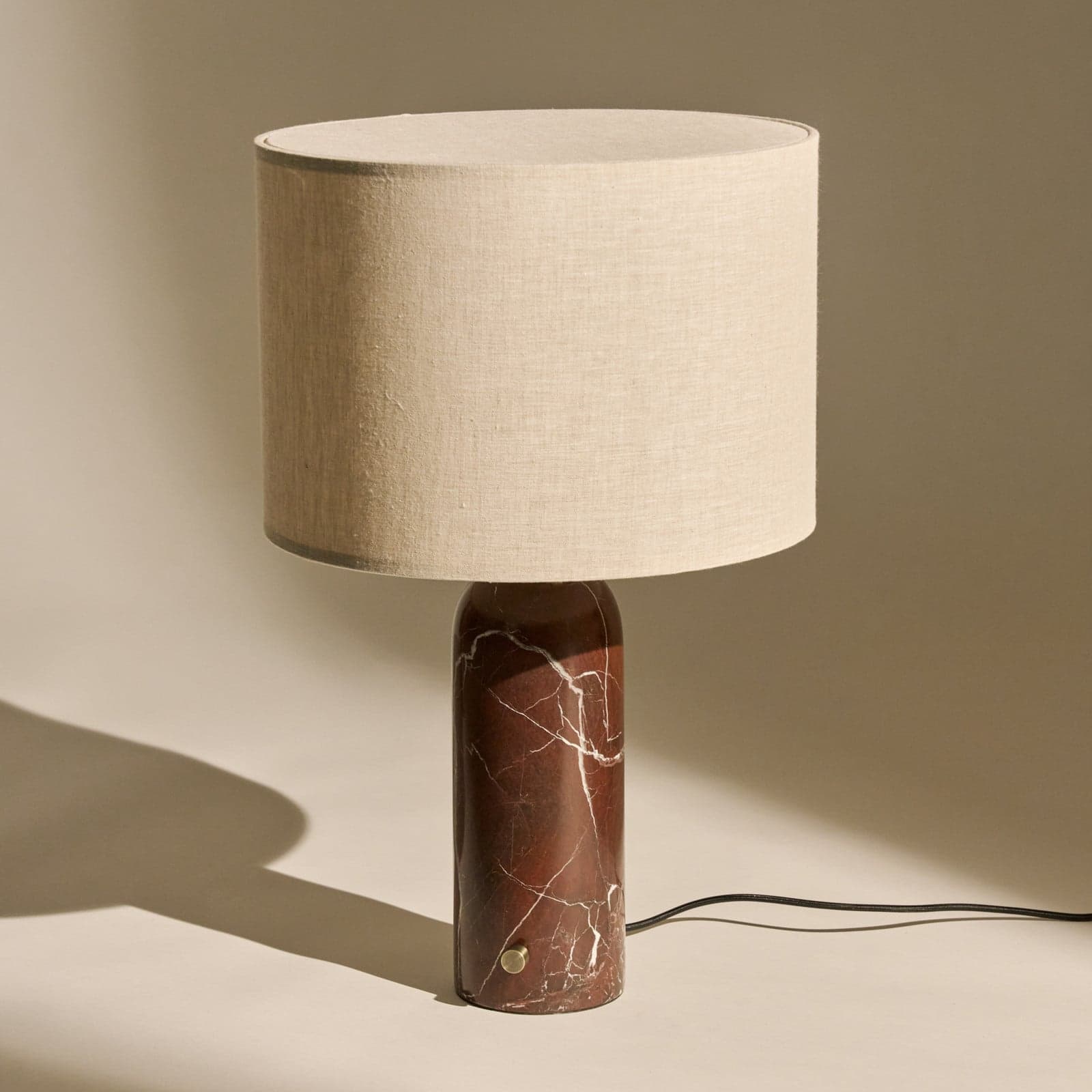 Gravity Small bordlampe, rød marmor, kremfarget lerret – Gubi - Stue - Design - Stein - Med en lyskilde