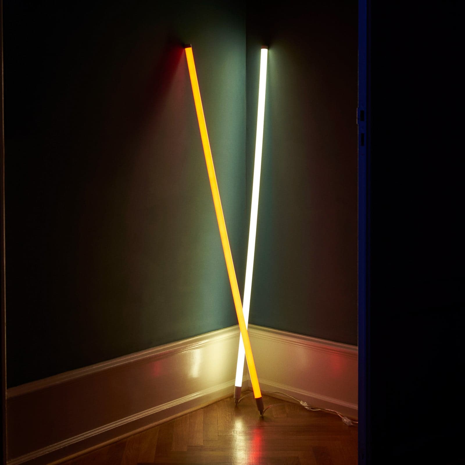 Neon Tube LED-rørpære, varmhvit, lengde 1,5 m, stikkontakt – HAY - Stue - Moderne - Plast - Lineær