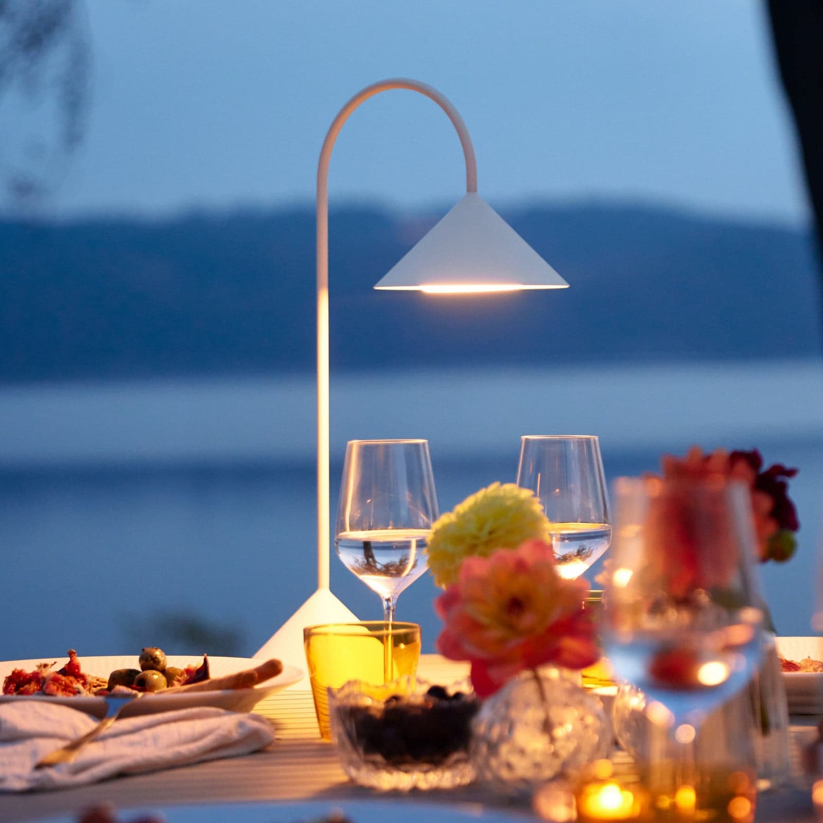 Grasp LED-batteridrevet bordlampe H47 Hvit - FRANDSEN - Balkong - Design - Metall - Med en lyskilde