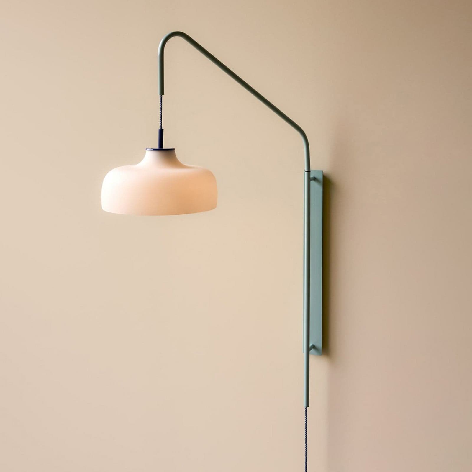 Current vegglampe, lyseblå, utstikk 71 cm - HÜBSCH - Stue - Moderne - Glass - Med en lyskilde
