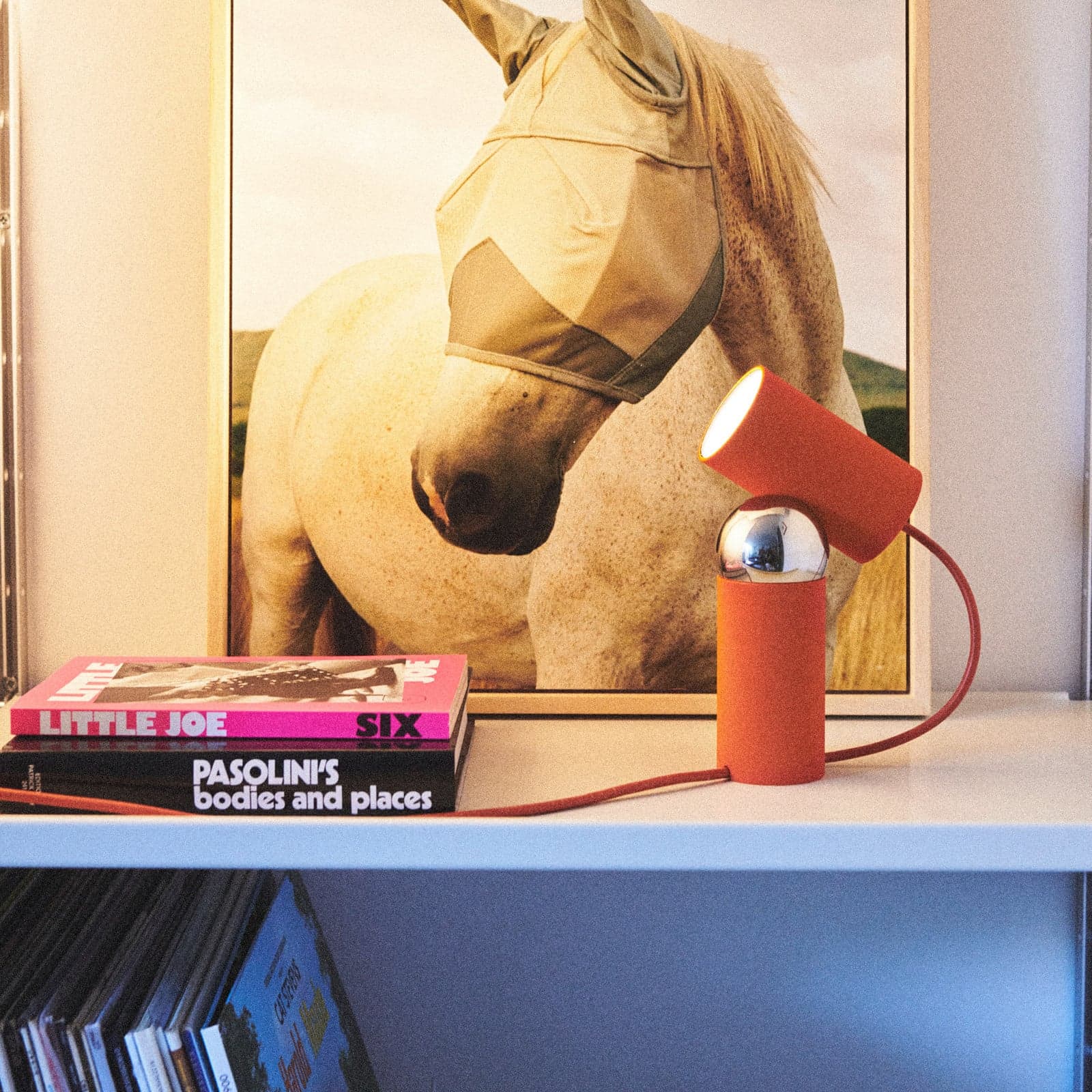 Bordlampe Bilboquet, rød, 20 cm høy, dreiebar, GU10 – FLOS - Stue - Design - Plast - Med en lyskilde