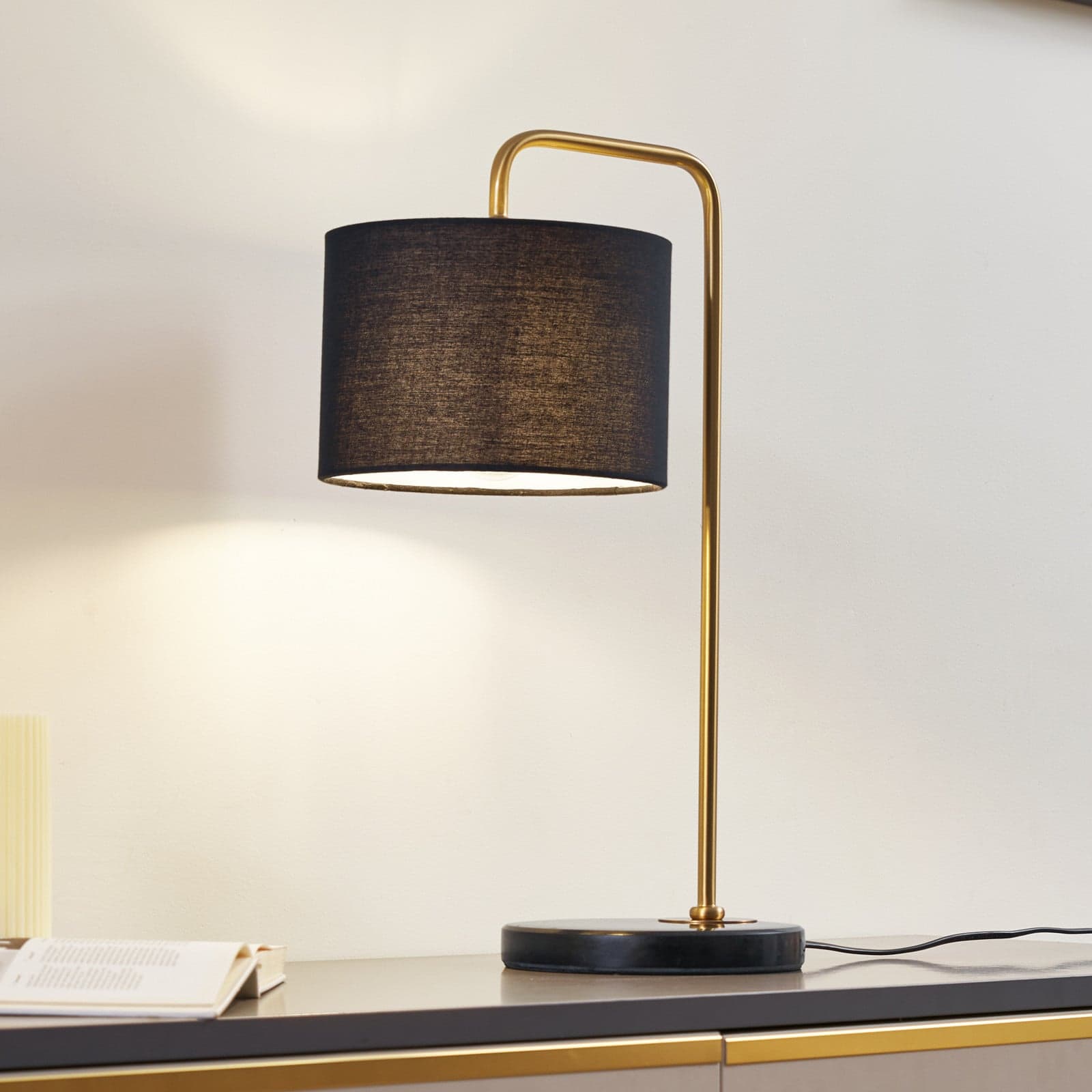 Hillary Bordlampe Svart/Guld - Lindby - Stue - Skandinavisk - Stoff / Tekstil - Med en lyskilde