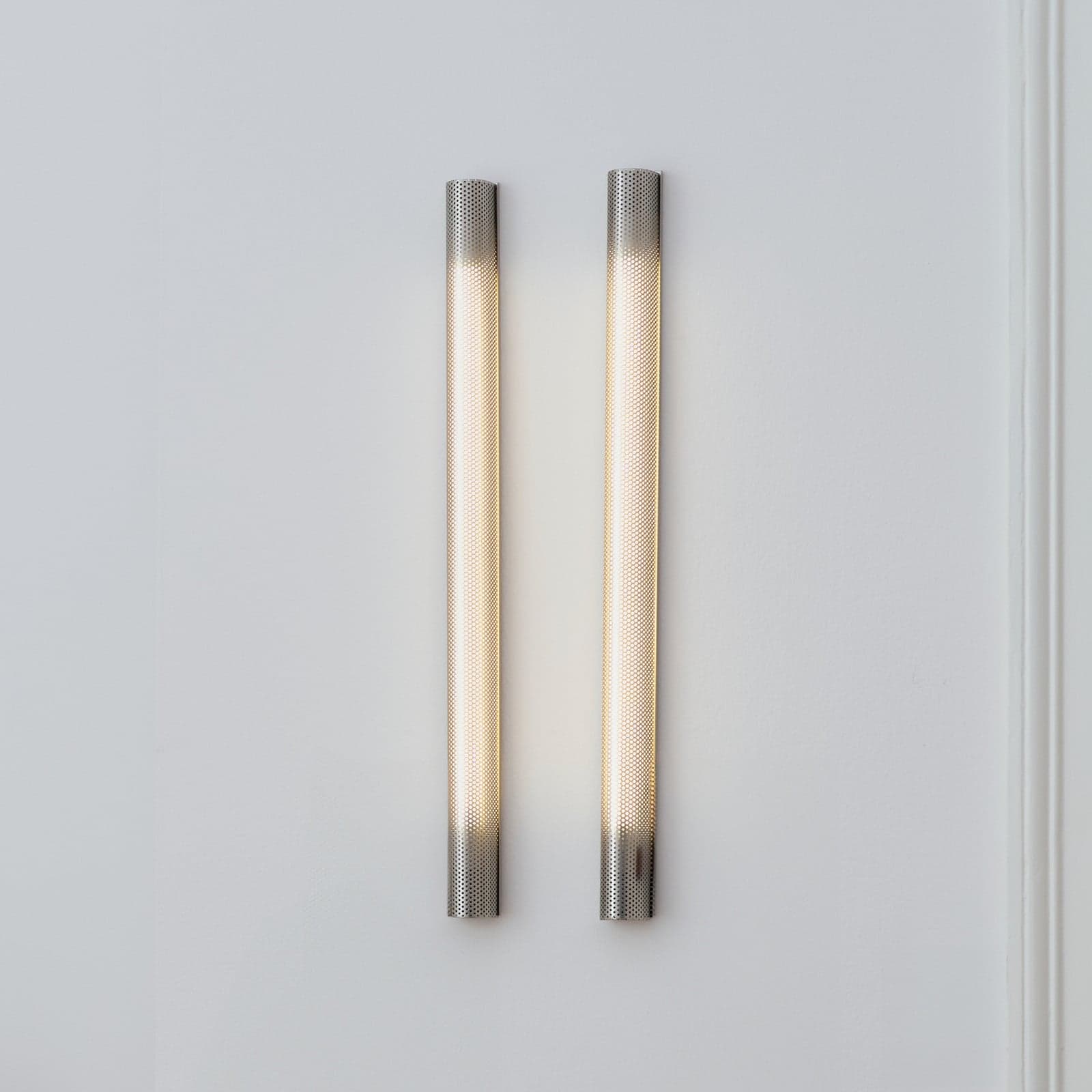 Radent vegglampe, stikkontakt, stålgrå, H. 70 cm, G13 - GEJST - Stue - Metall - Med en lyskilde