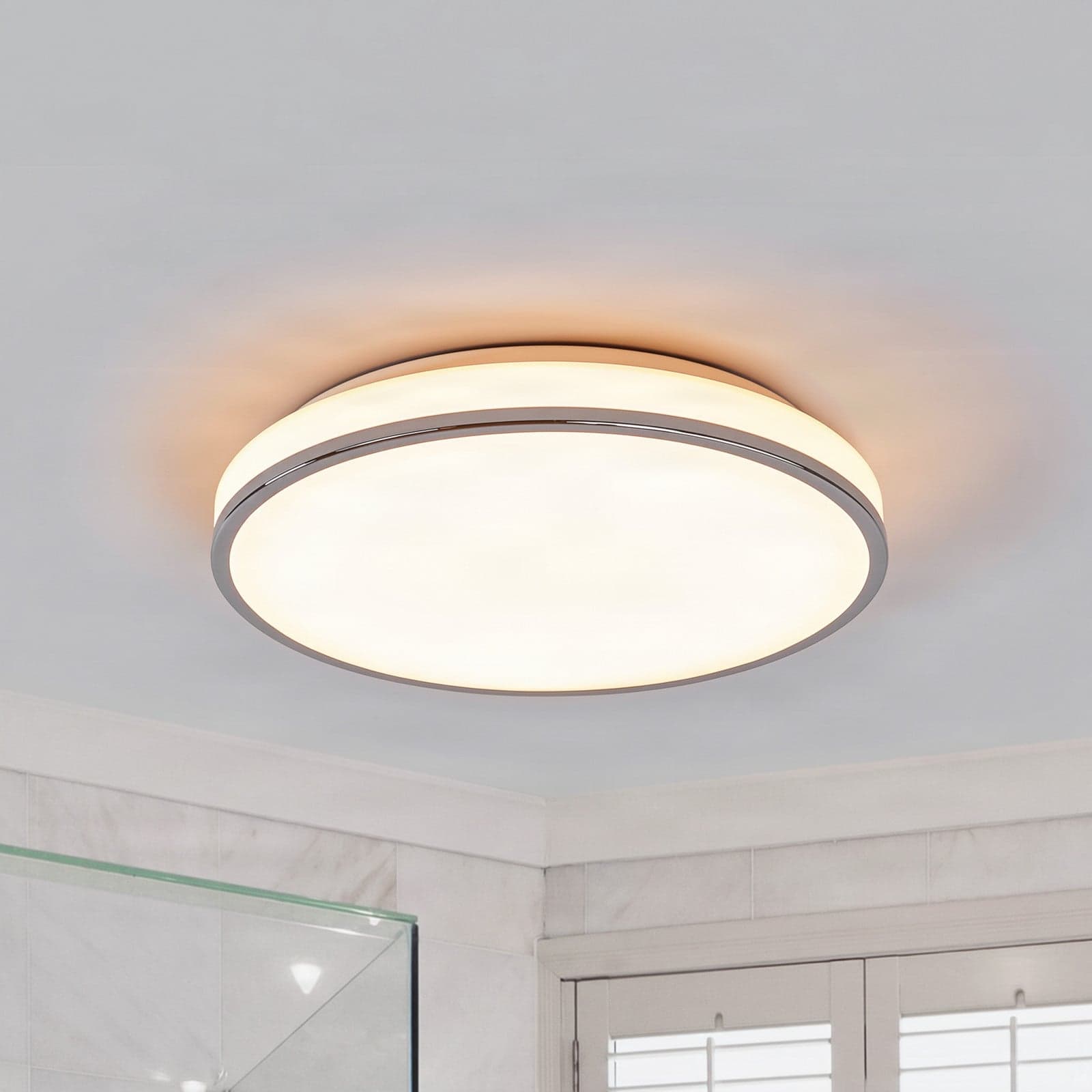 Lyss taklampe hvit/krom - Lindby - Bad - Moderne - Glass - Rund