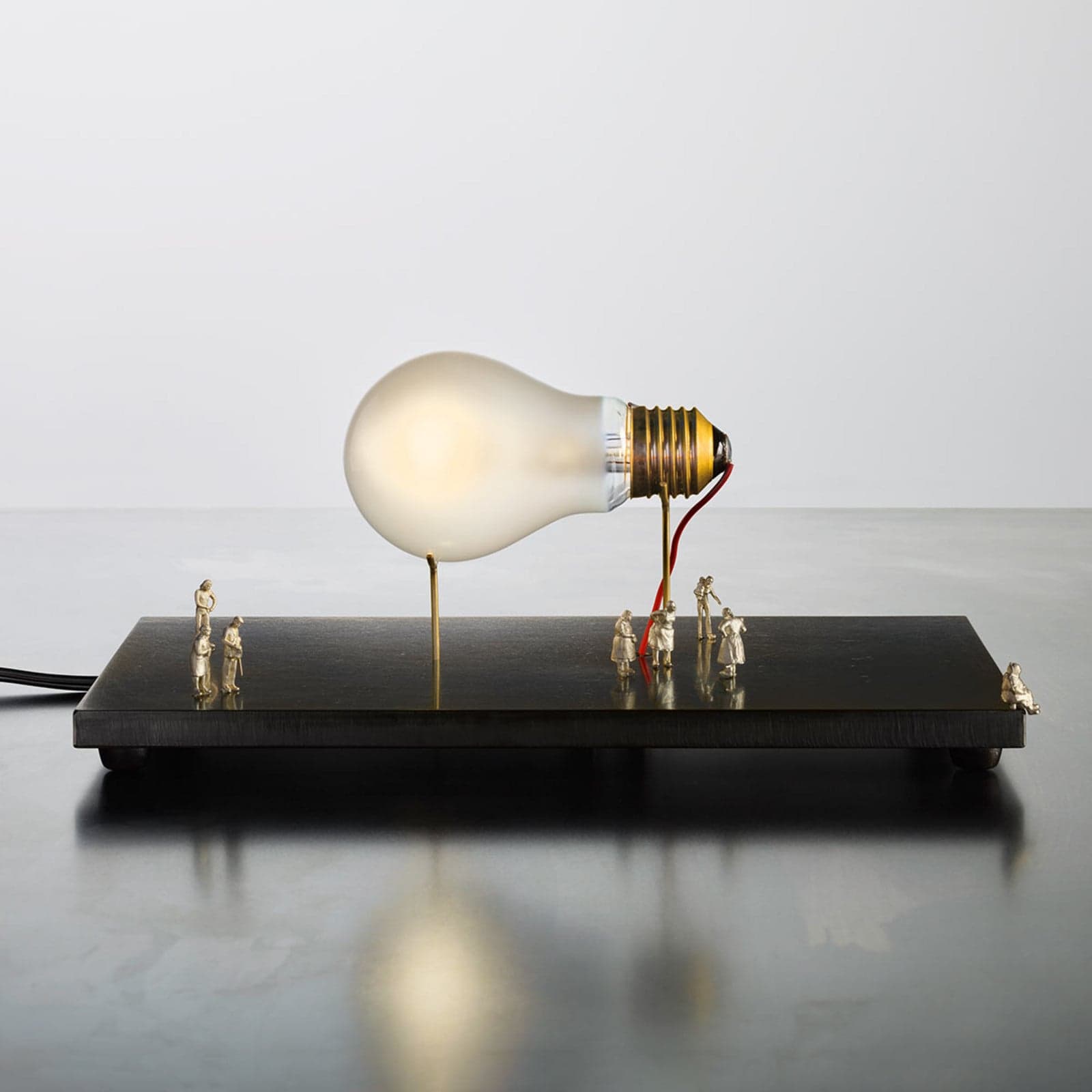 I Ricchi Poveri bordlampe, 10 cm, svart - Ingo Maurer I Ricchi Poveri Monument - Stue - Design - Metall - Med en lyskilde