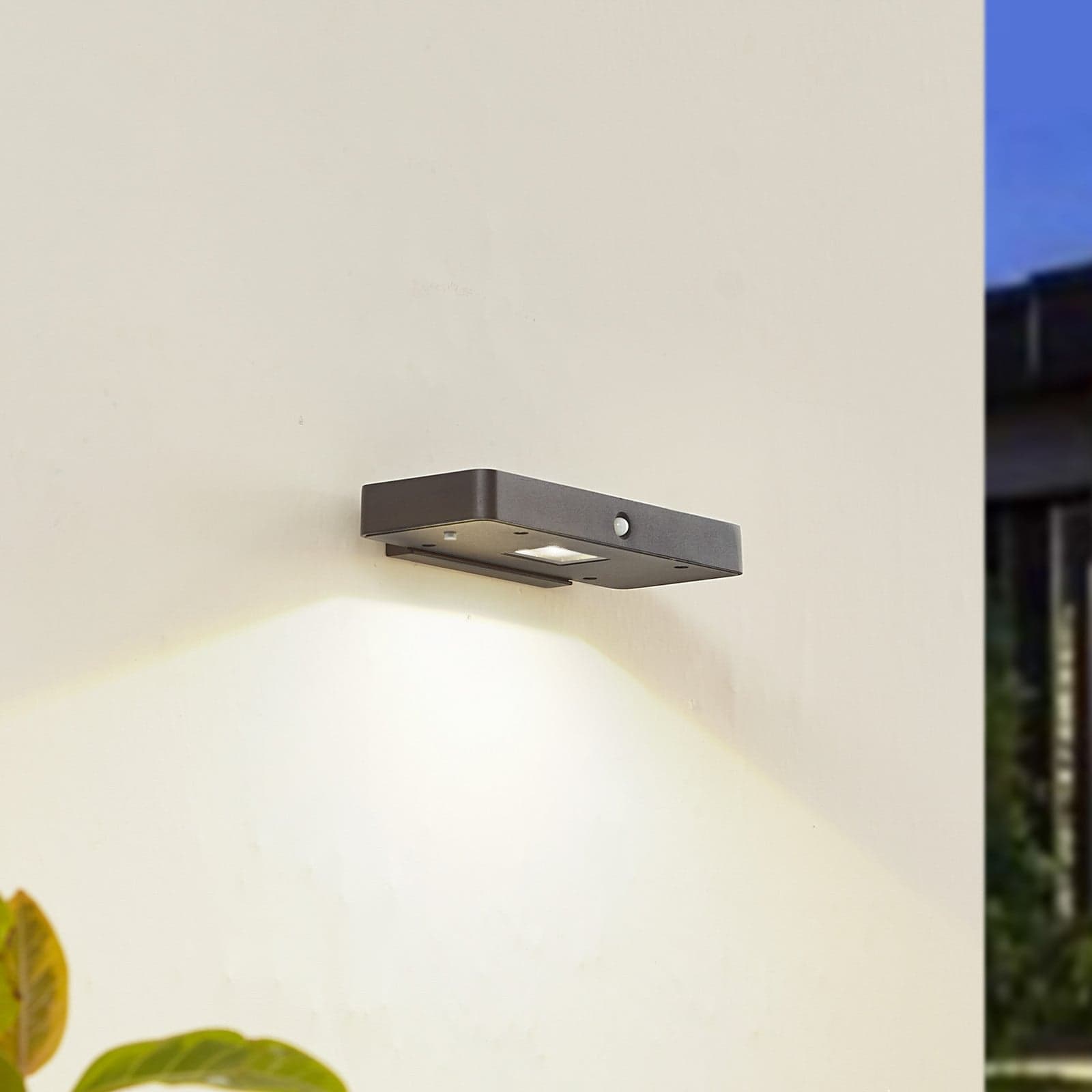Tavon LED-solcellelampe, kantet, svart, sensor - Lucande - Balkong - Moderne - Aluminium