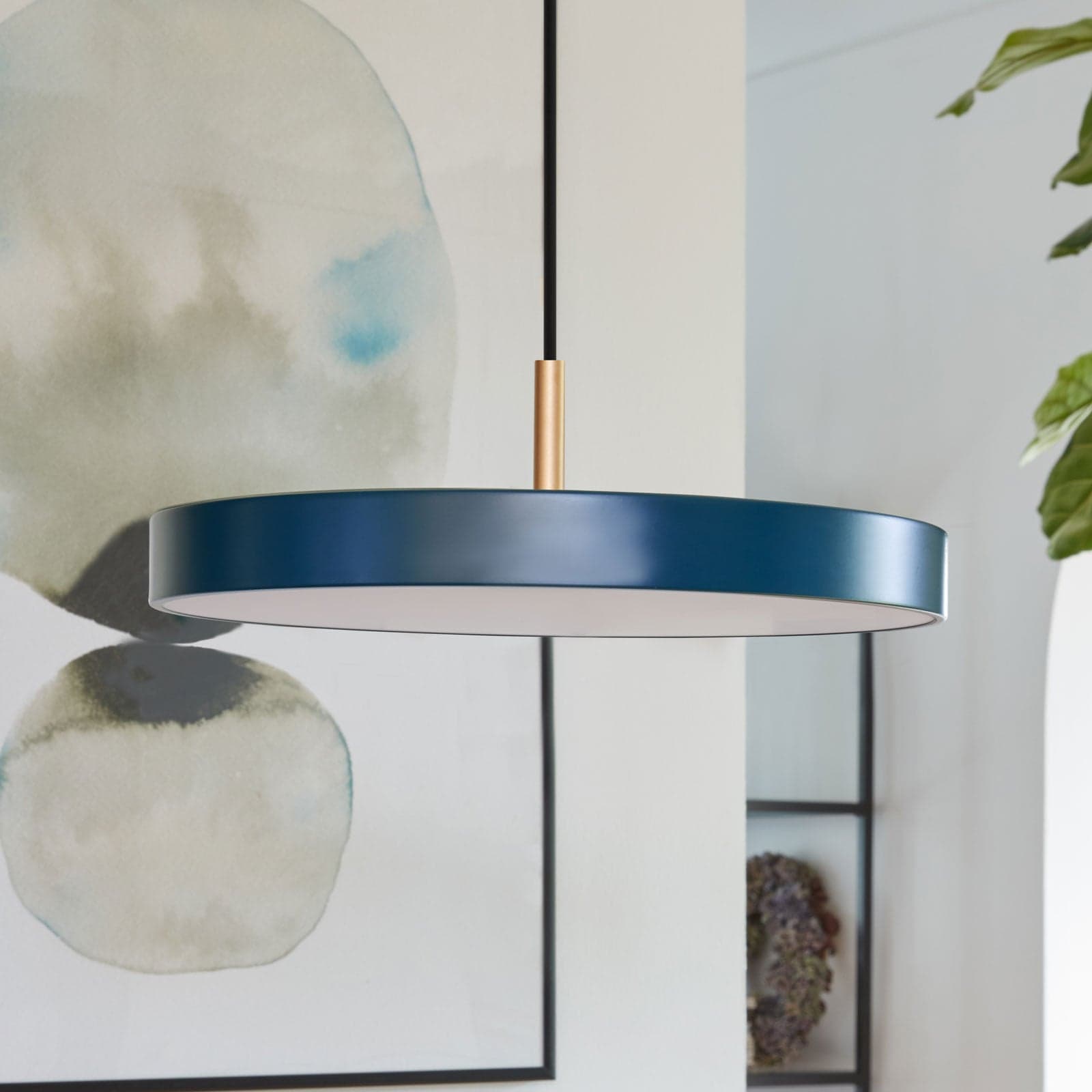 LED-hengelampe Asteria Mini, petrol/messing, Ø 31 cm – UMAGE - Stue - Design - Metall - Med en lyskilde