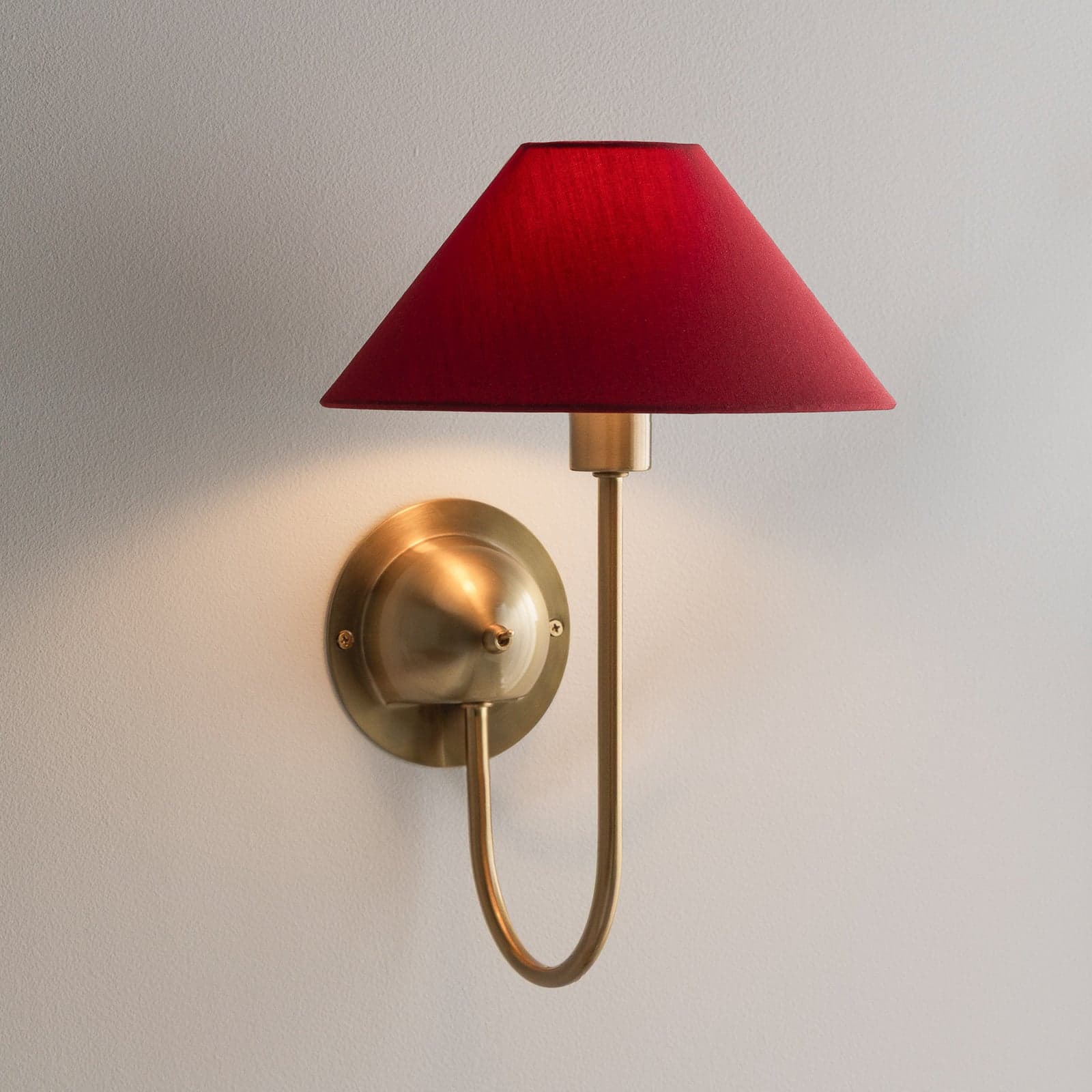 IRIS vegglampe, burgunderrød, høyde 32 cm, metall – Globen Lighting - Stue - Skandinavisk - Stoff / Tekstil - Med skjerm