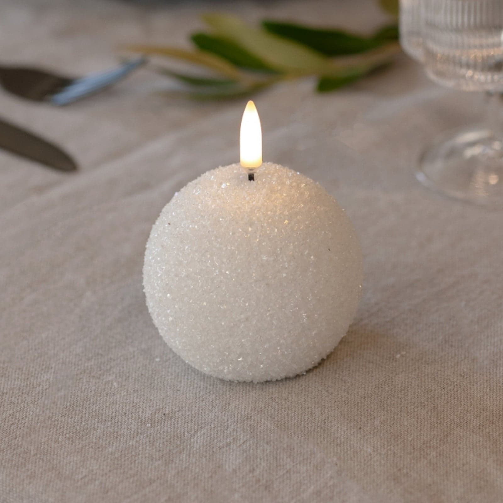 ROUND LED-stearinlys, hvit, Ø 7 cm, glitter – Uyuni Lighting - Stue - Annet - Med en lyskilde