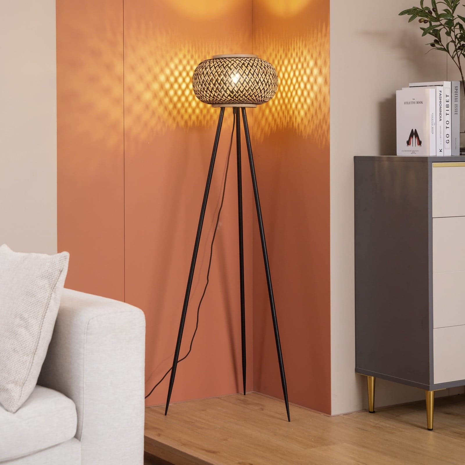 Nerys Gulvlampe Black/Wood - Lindby - Stue - Tre - Trefotet