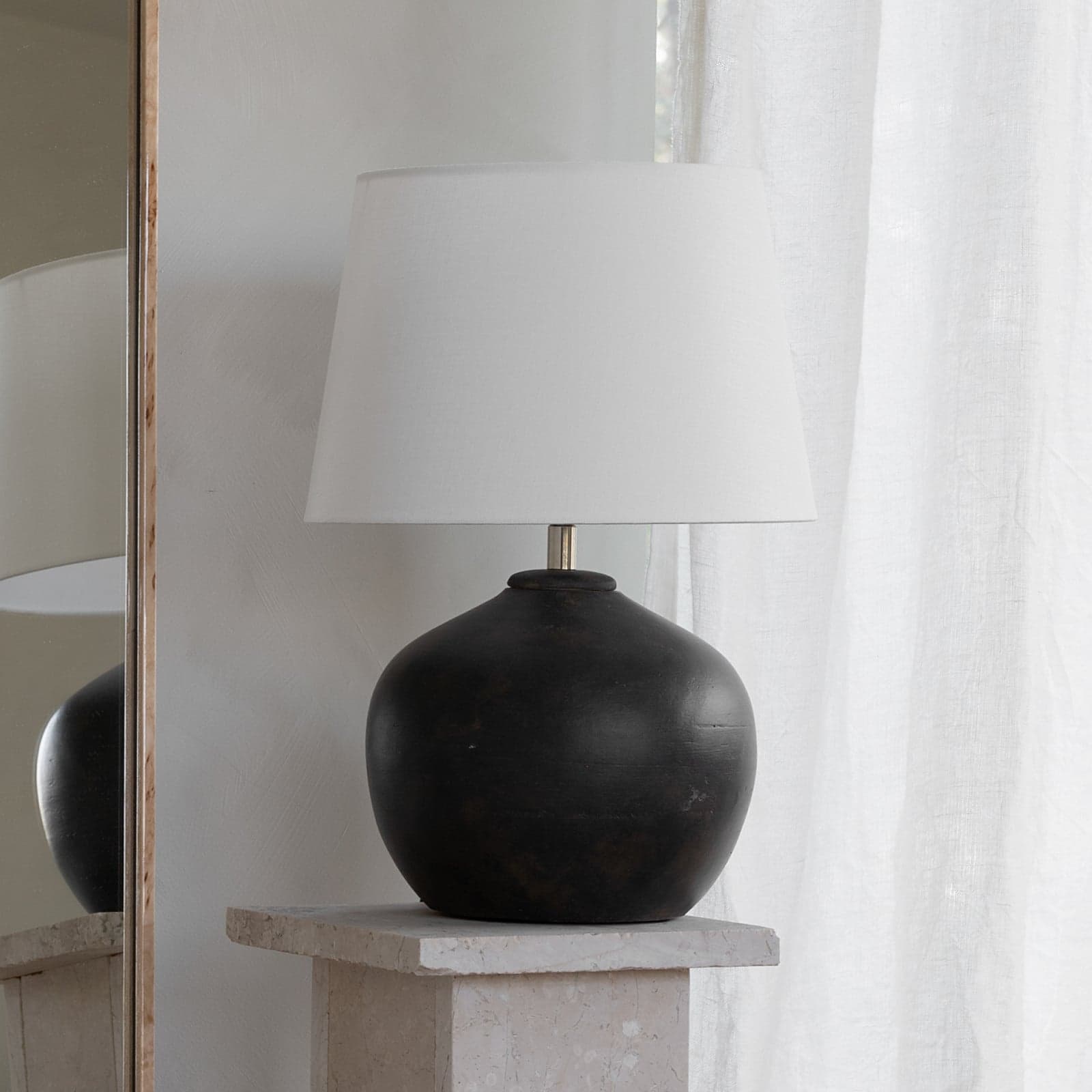 Mona Black bordlampe, svart, høyde 28 cm, E27 – Watt & Veke Watt & Veke - Stue - Design - Keramikk - Med en lyskilde