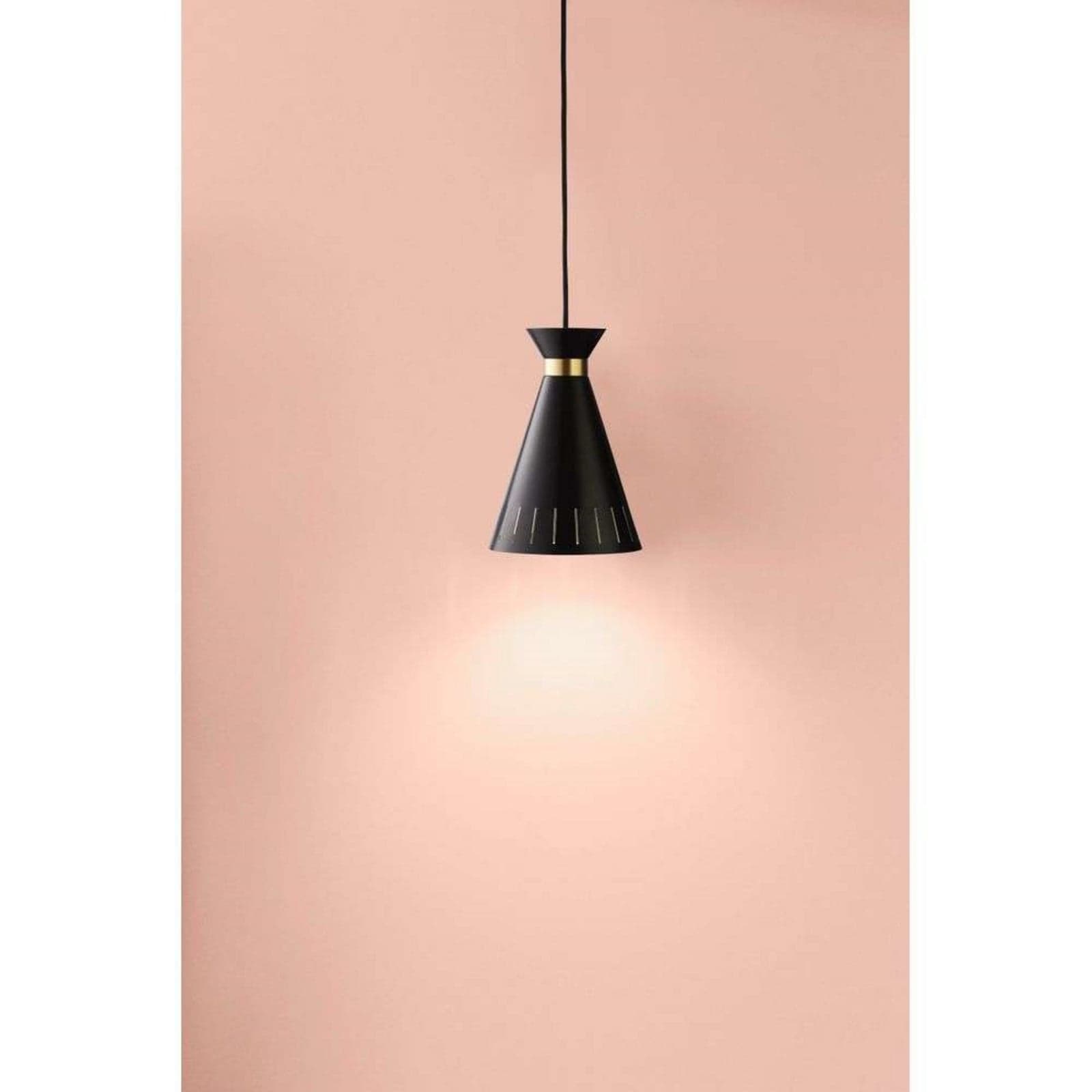 Cone pendellampe, svart, Ø 16 cm - Warm Nordic - Kjøkken - Vintage - Metall - Med en lyskilde