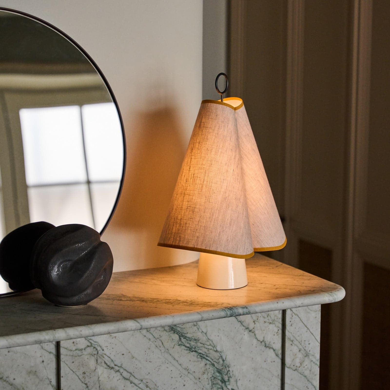 Hornbæk LED-bordlampe med batteri, beige/gul, Canvas – Gubi - Stue - Design - Stoff / Tekstil - Med en lyskilde