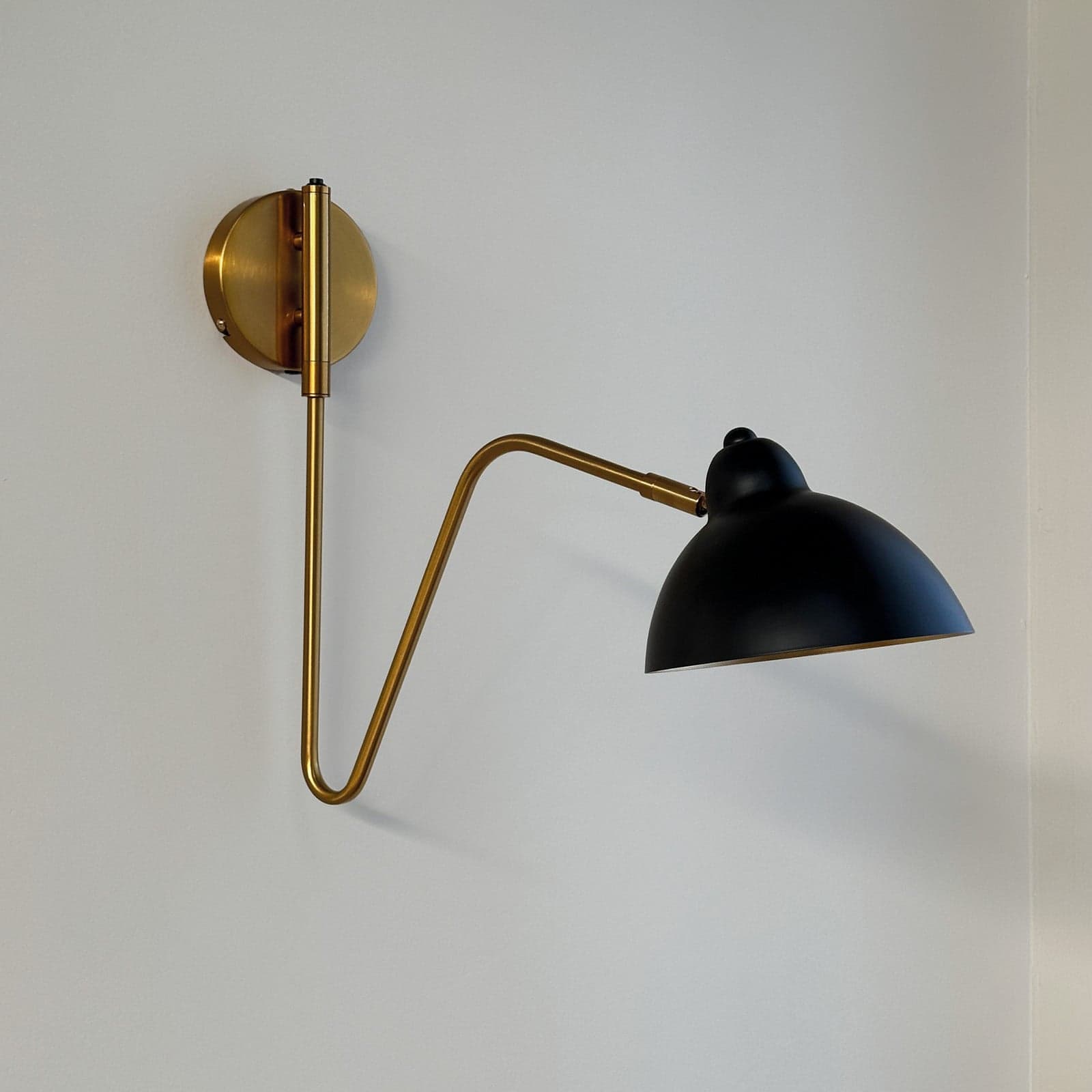 Futura Vegglampe Black/Brass - Dyberg Larsen - Stue - Design - Metall - Med en lyskilde