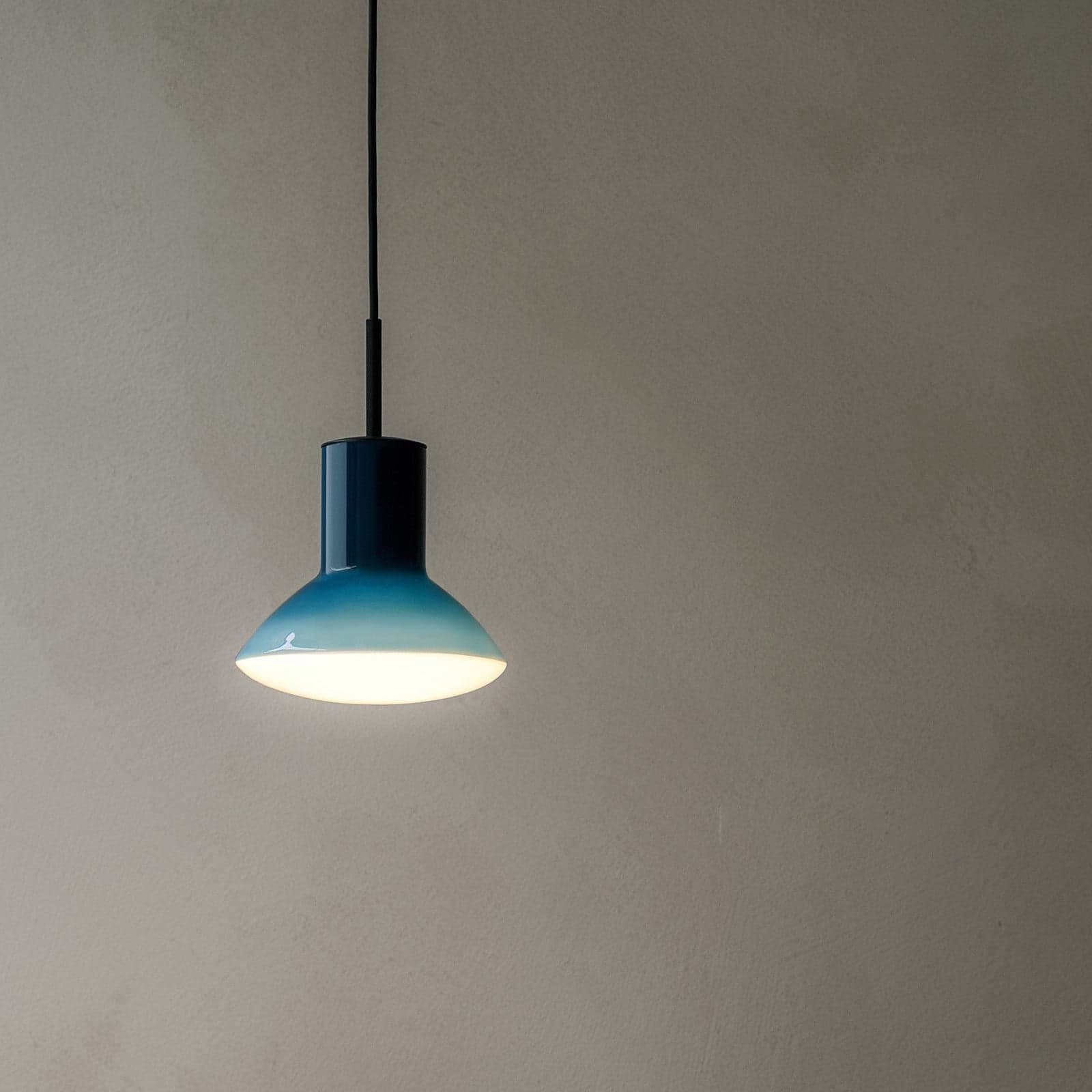 Onda pendellampe, blå, Ø 17 cm, glass, GU10 - GRUPA - Stue - Design - Aluminium - Med en lyskilde
