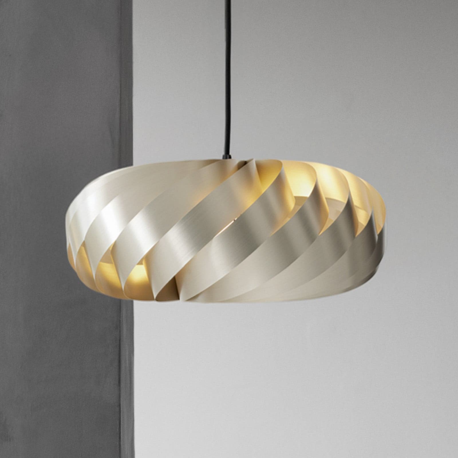 Pendellampe TR5, Ø 60 cm, gullfarget aluminium – Tom Rossau - Stue - Design - Med en lyskilde