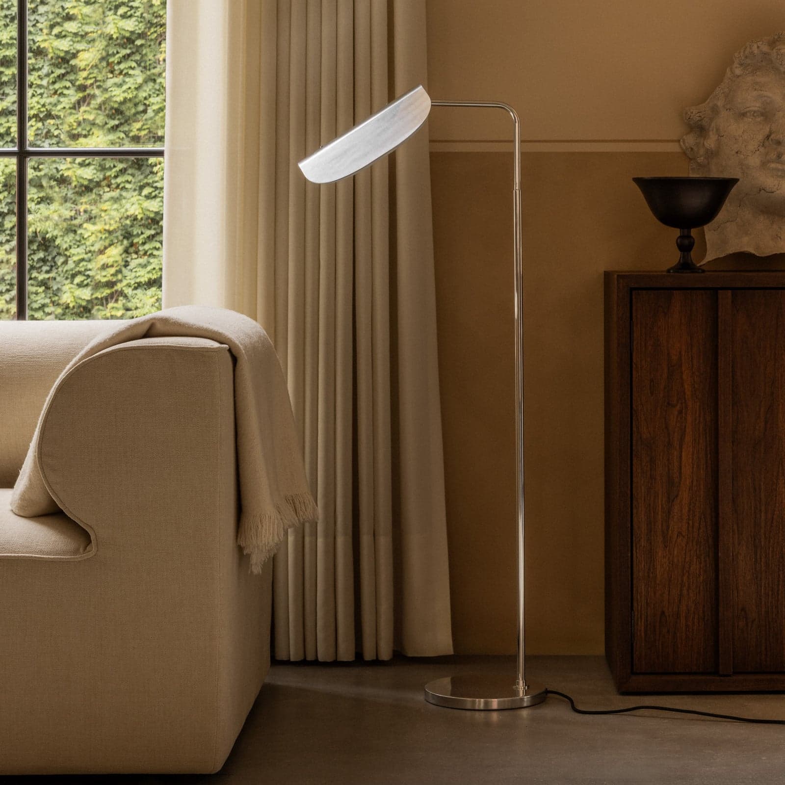 Wing gulvlampe, aluminium, høyde 113 cm, justerbar – Audo Audo Copenhagen - Stue - Design - Med en lyskilde