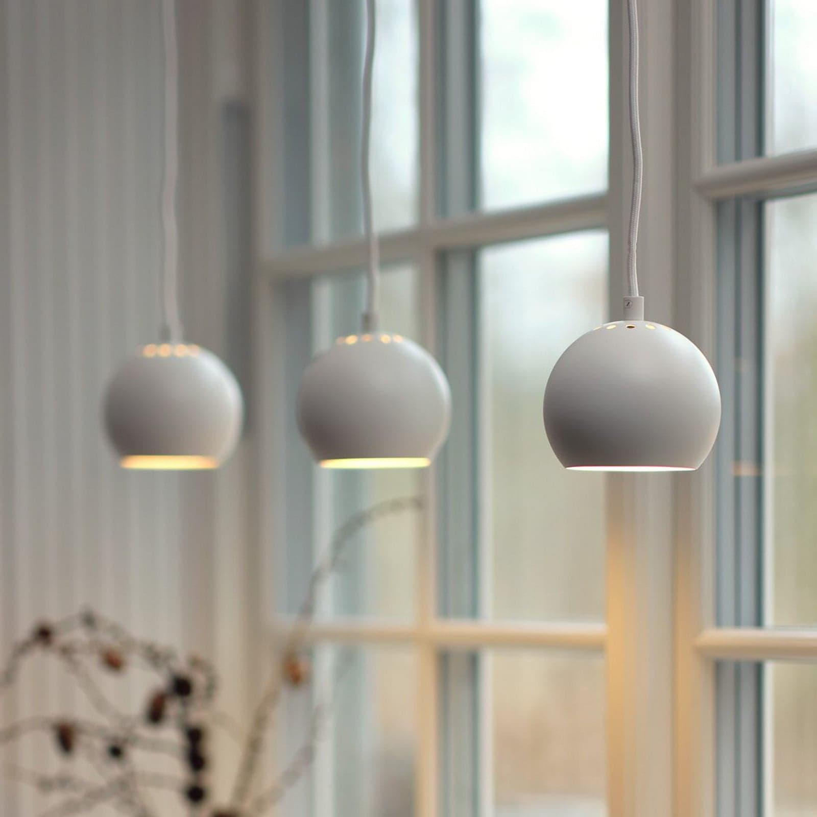 Ball pendellampe Ø12 matt hvit - FRANDSEN - Stue - Design - Metall - Med en lyskilde