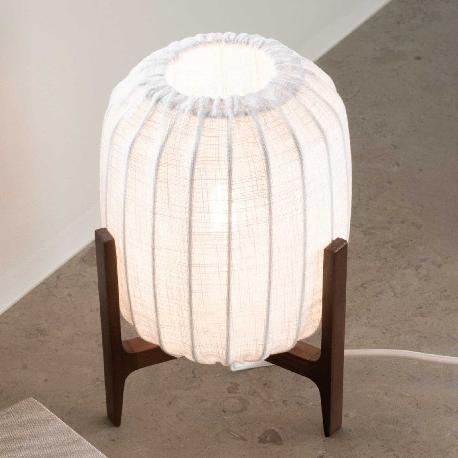 Prisma bordlampe, ask/hvit, 24 cm, tre – Watt & Veke - Stue - Design - Med en lyskilde