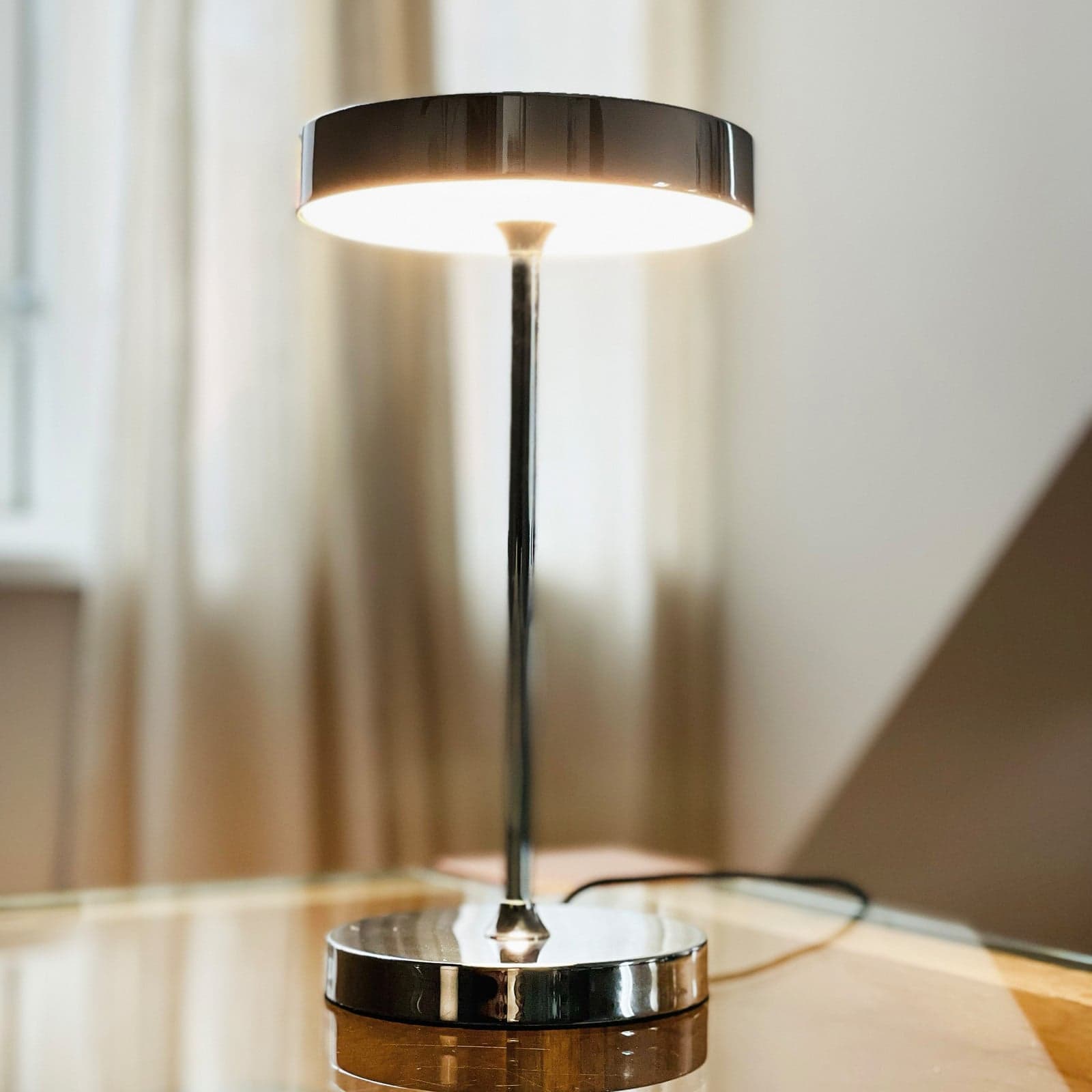 Starlight LED-bordlampe, krom, høyde 26 cm - Dyberg Larsen - Stue - Design - Metall - Med skjerm