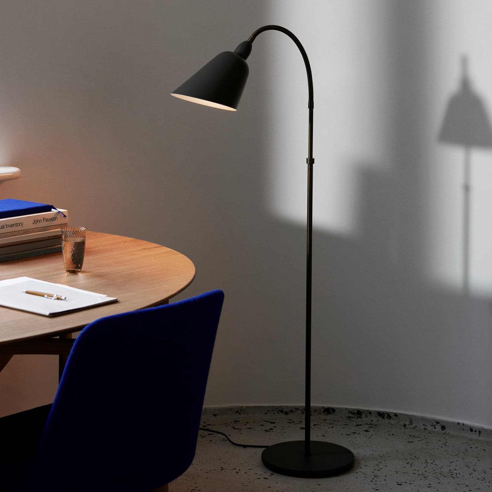 Bellevue AJ7 gulvlampe, steingrå/brunert - &Tradition - Stue - Design - Metall - Med en lyskilde