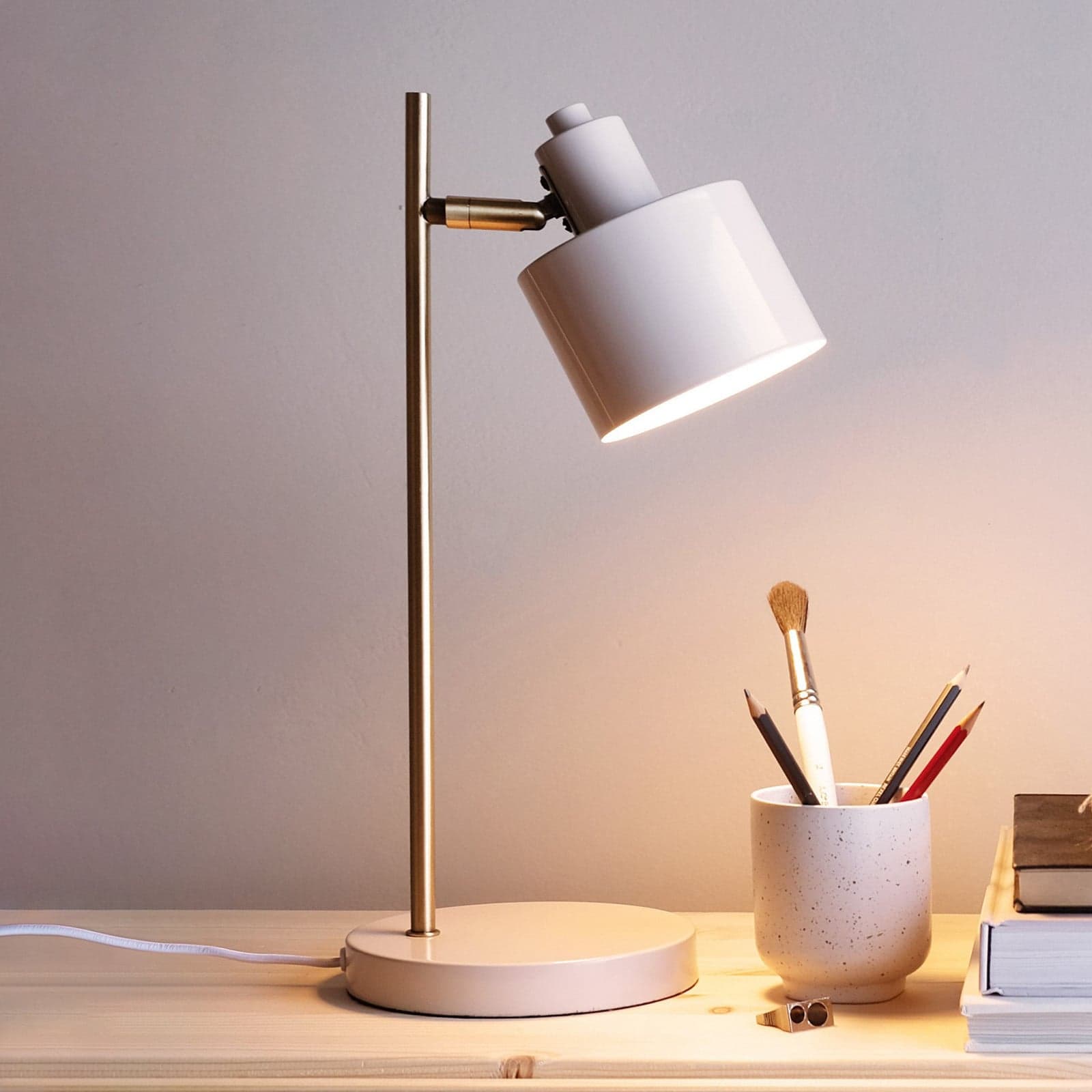 Ocean bordlampe, beige/messing – Dyberg Larsen - Stue - Design - Metall - Med skjerm
