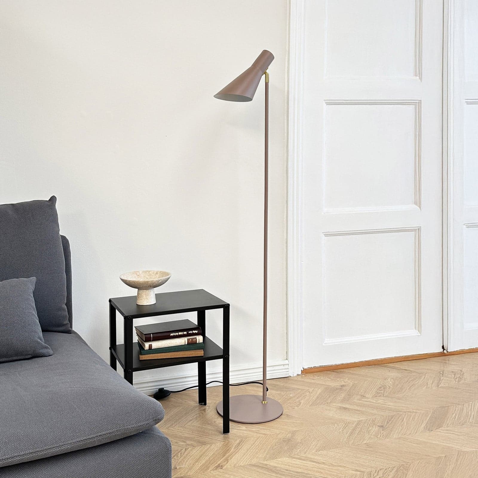 DL12 gulvlampe, beige/messing, 139 cm, metall - Dyberg Larsen - Stue - Skandinavisk - Rund