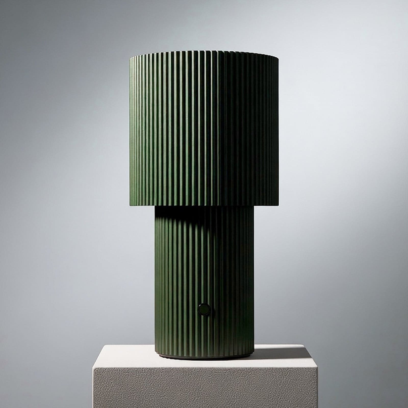 Iluma LED-bordlampe med batteri, olivengrønn, høyde 22,1 cm – Herstal Belid - Stue - Moderne - Aluminium - Med en lyskilde