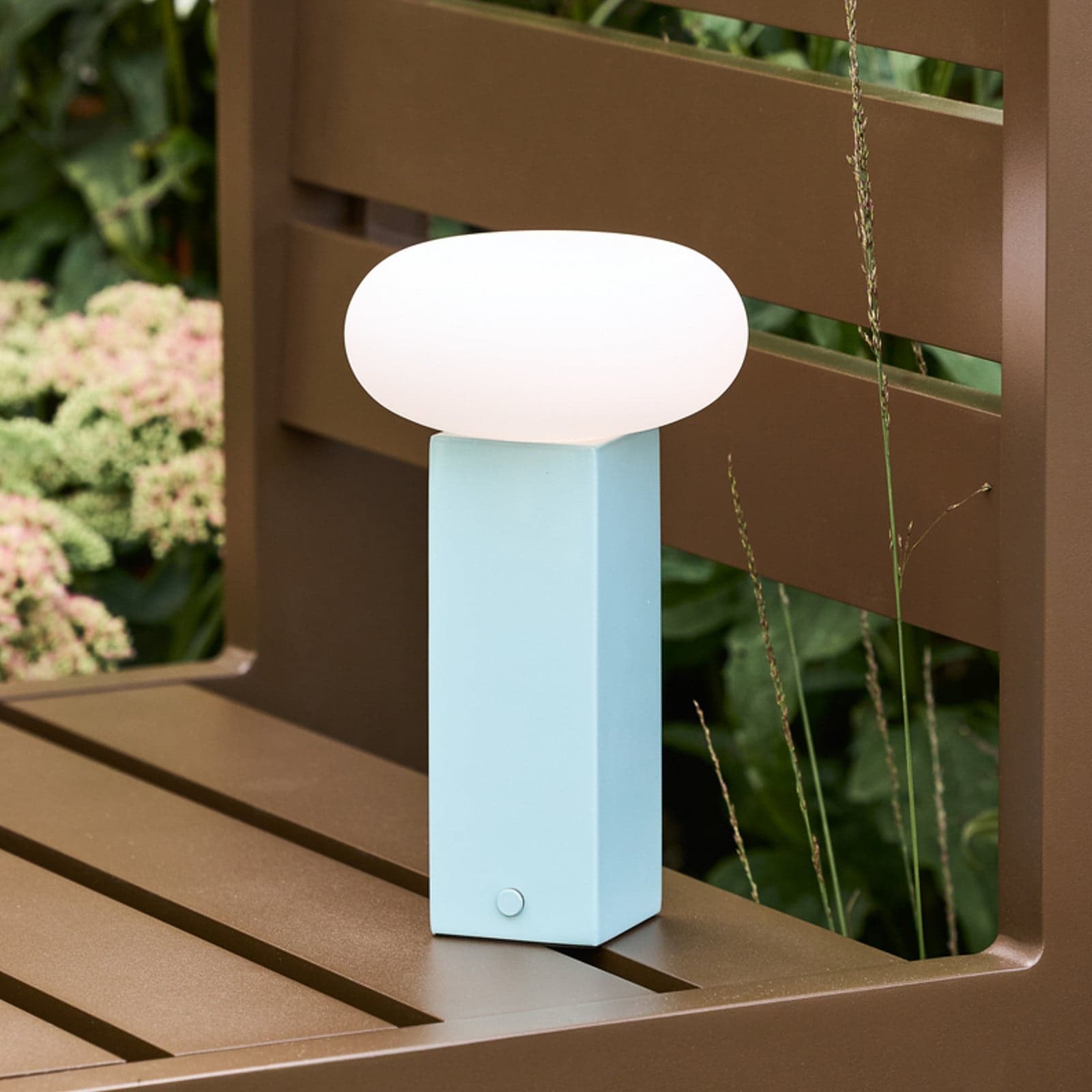 LOW LED-bordlampe med batteri, blå, høyde 20 cm – Hübsch - Stue - Moderne - Metall - Med en lyskilde