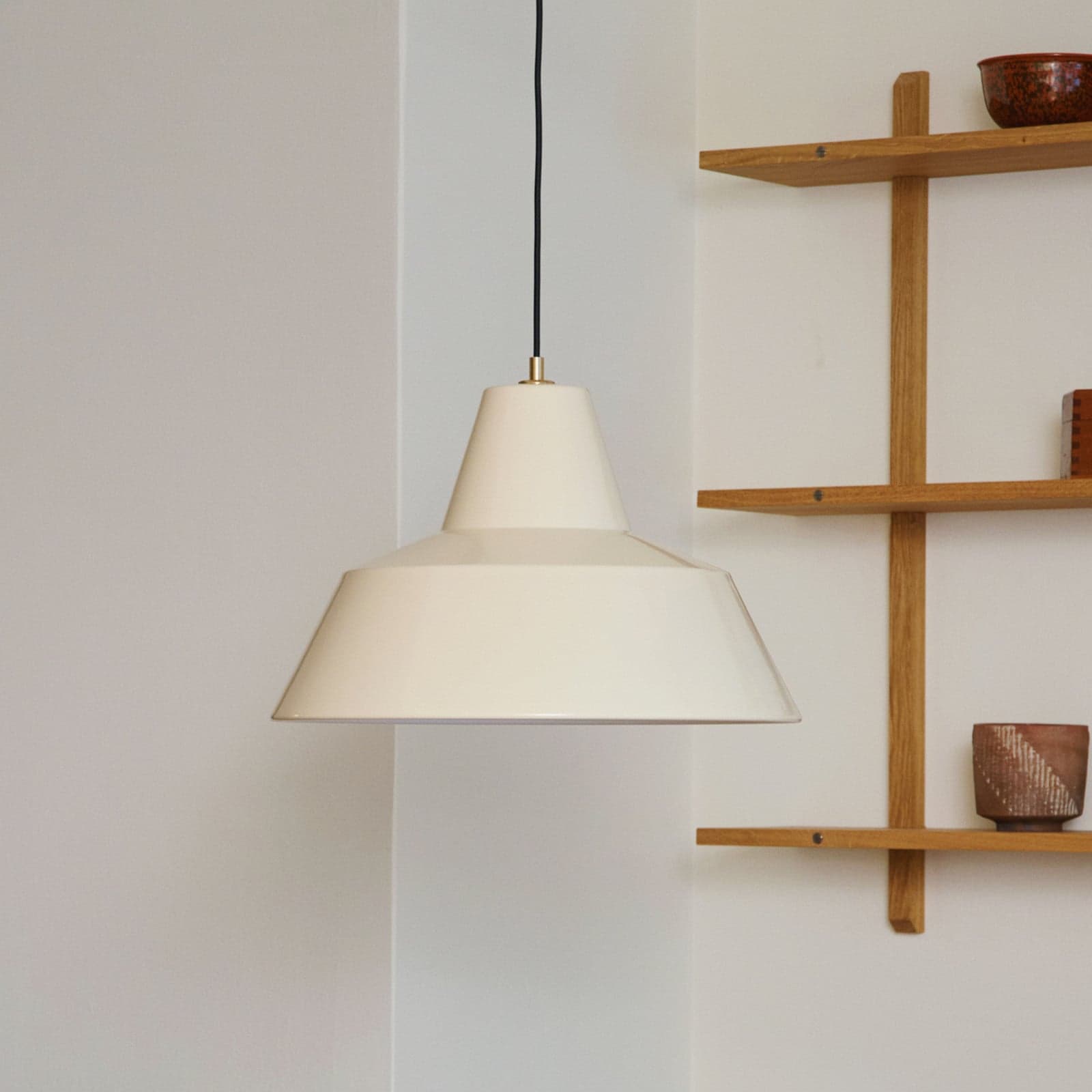 Workshop W3 pendellampe, kremfarget, aluminium, E27 – Made By Hand - Spisestue - Design - Med en lyskilde