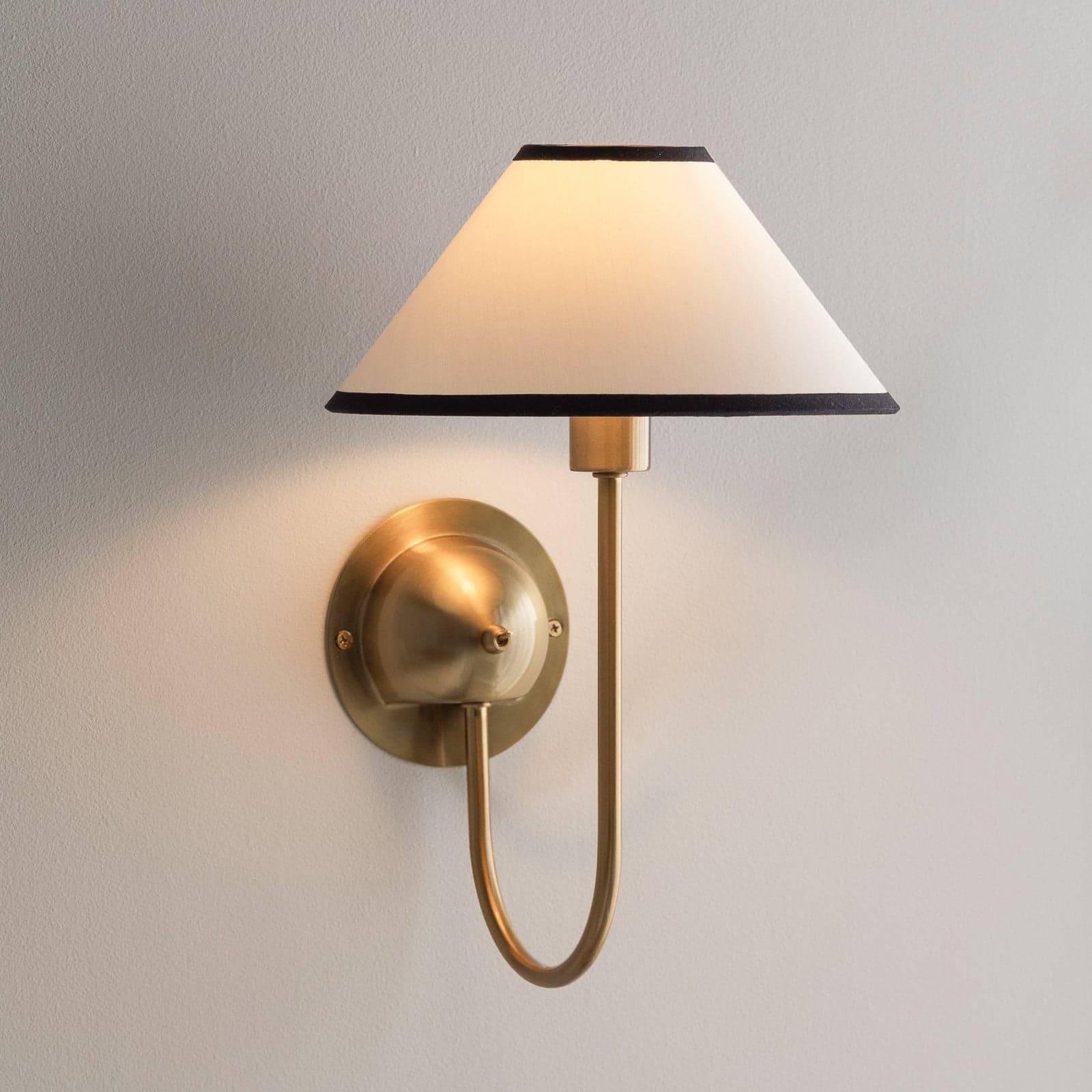 IRIS vegglampe, kremfarget, høyde 32 cm, metall – Globen Lighting - Stue - Skandinavisk - Stoff / Tekstil - Med skjerm