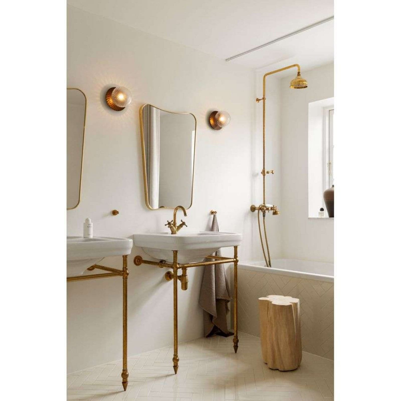 Liila 1 Medium vegglampe, bronse/klar, IP 44, G9 – Nuura Nuura Aps - Bad - Design - Metall - Kule