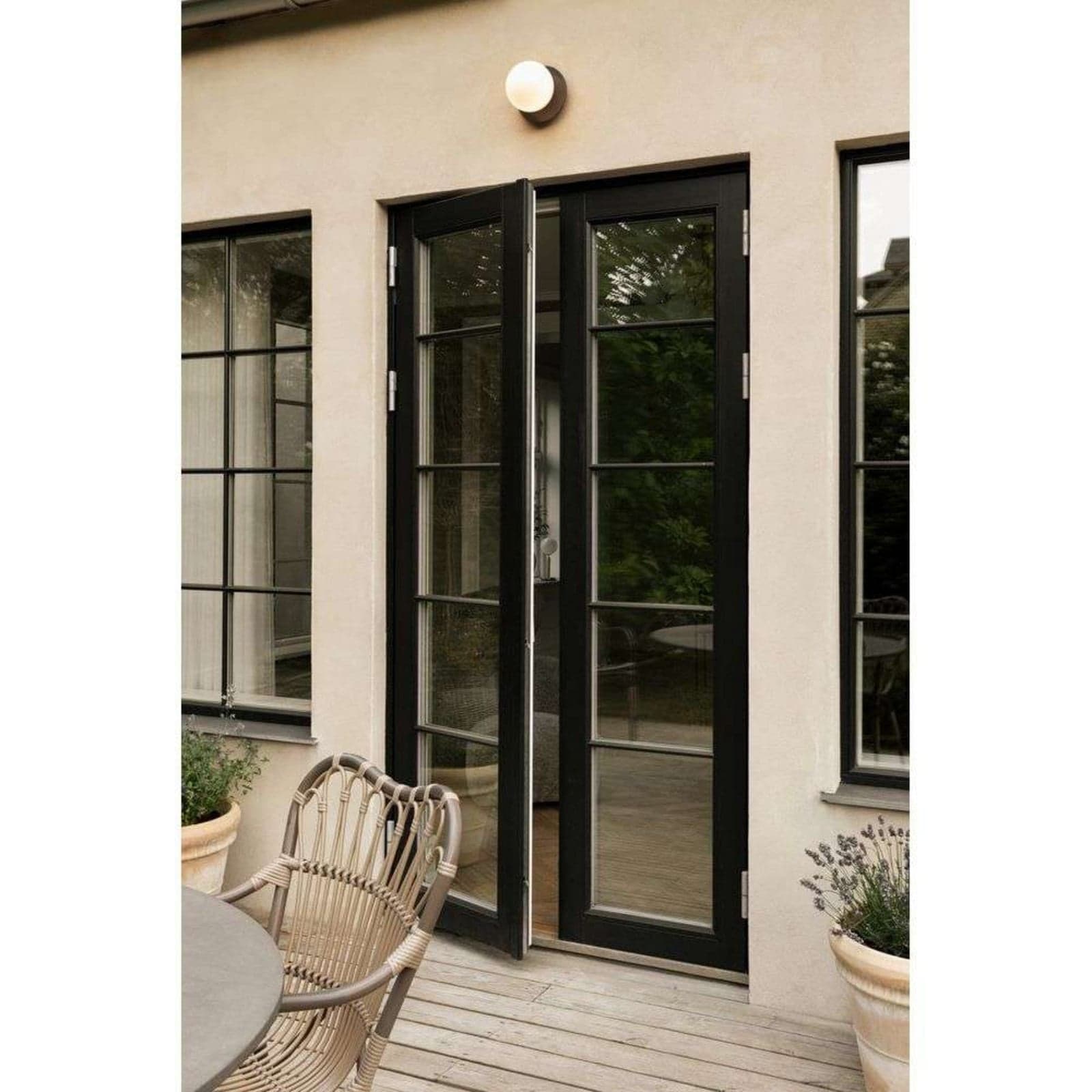 Utendørs vegglampe Liila, bronse/opal, Ø 16,5 cm, IP54 - Nuura Nuura Aps - Terrasse - Skandinavisk - Metall - Med en lyskilde