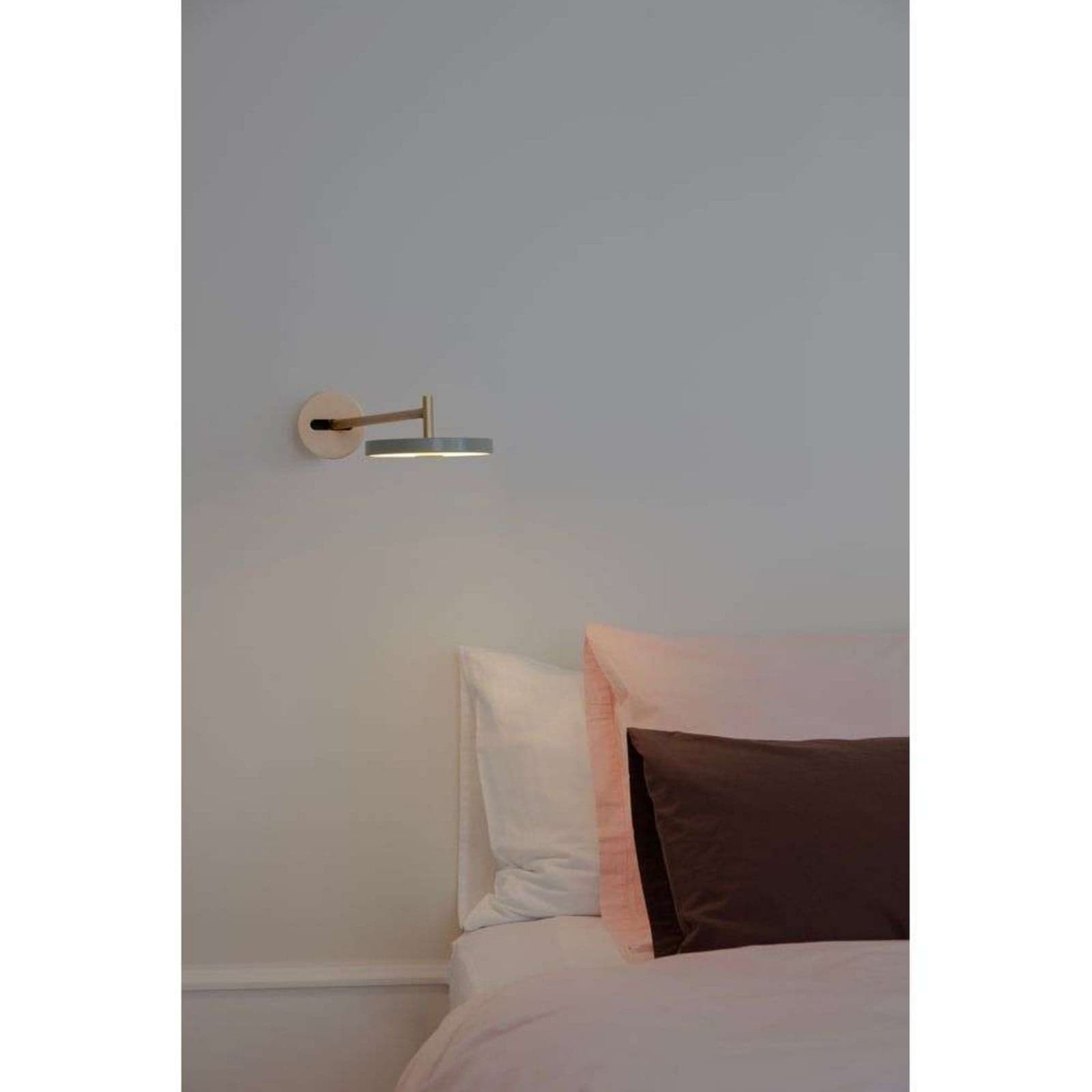 Asteria Long LED-vegglampe, oliven/messing, fastmontert - UMAGE - Stue - Design - Metall - Med en lyskilde