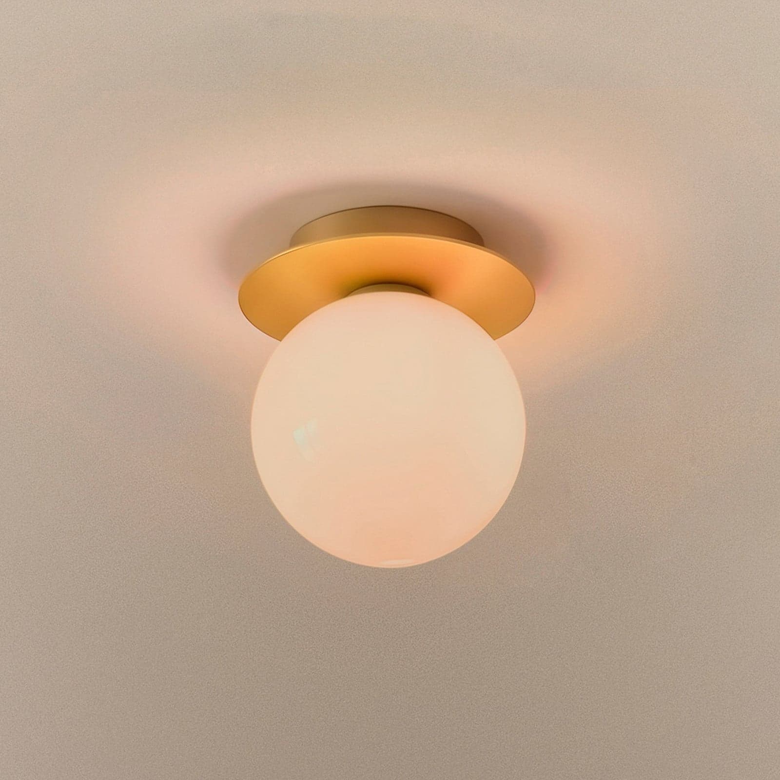 Liila 1 Medium vegglampe, gull/rosé, IP44, G9 – Nuura - Bad - Design - Glass - Kule