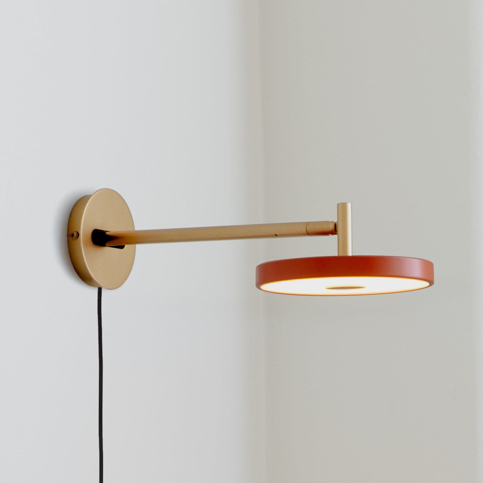Asteria Long LED-vegglampe, oransje/messing, stikkontakt - UMAGE - Stue - Design - Metall - Med en lyskilde