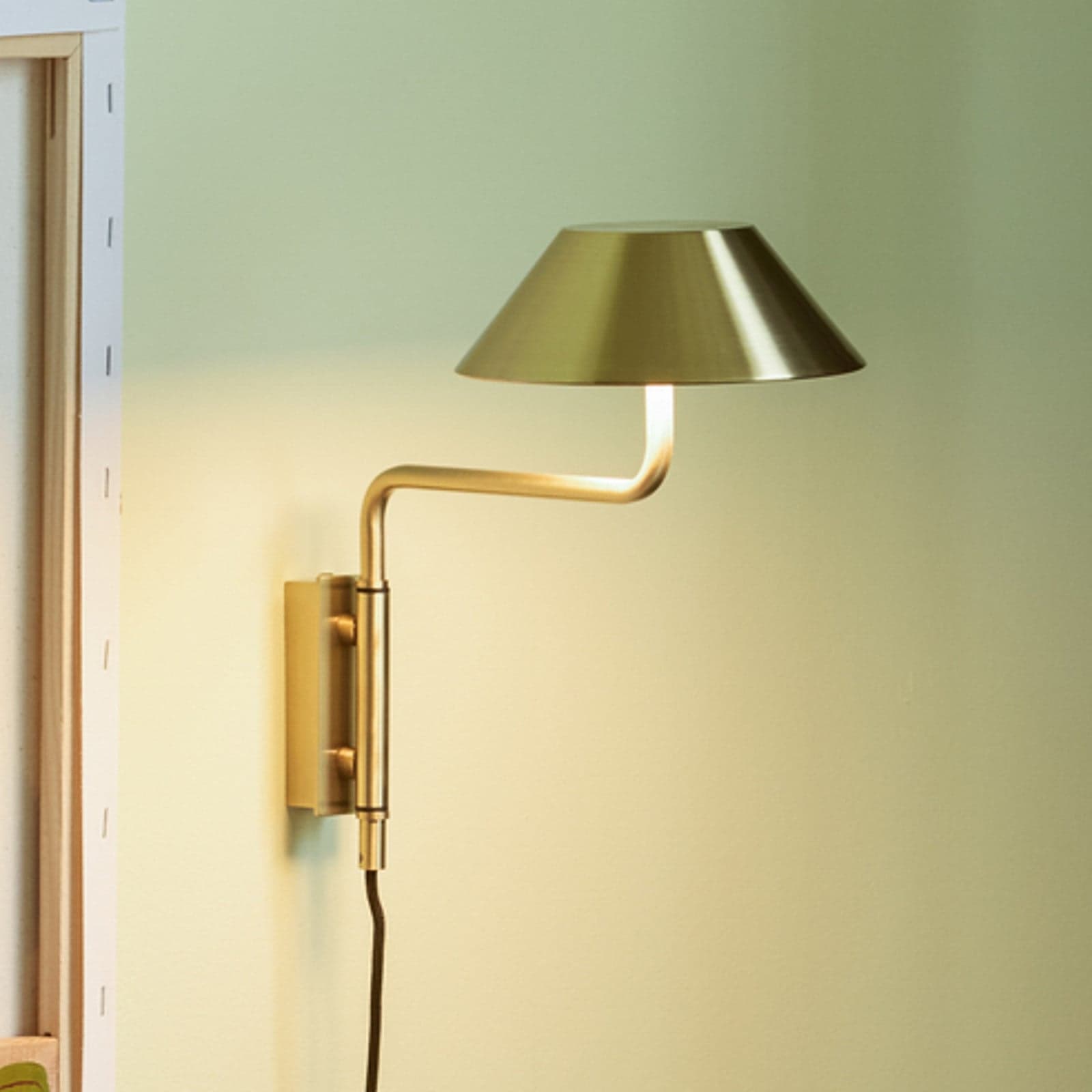 COVER LED-vegglampe i messingfarge, utstikk 30 cm – Hübsch - Stue - Moderne - Metall - Med avstand