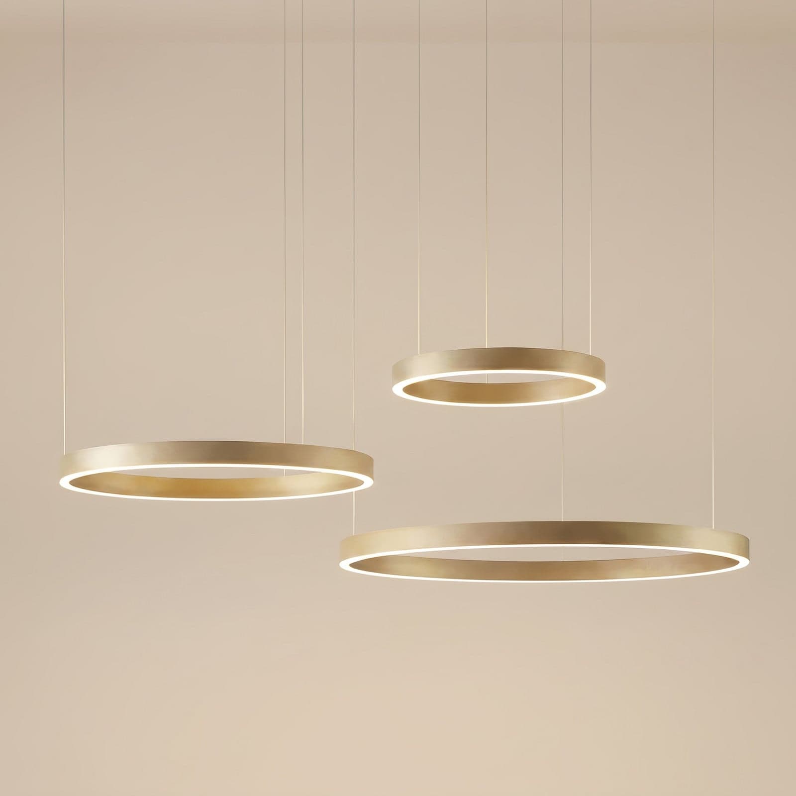 Aureon LED-hengelampe, gull, Ø 80 cm, dimbar, CCT – Quitani - Stue - Moderne - Aluminium - Med flere lyskilder