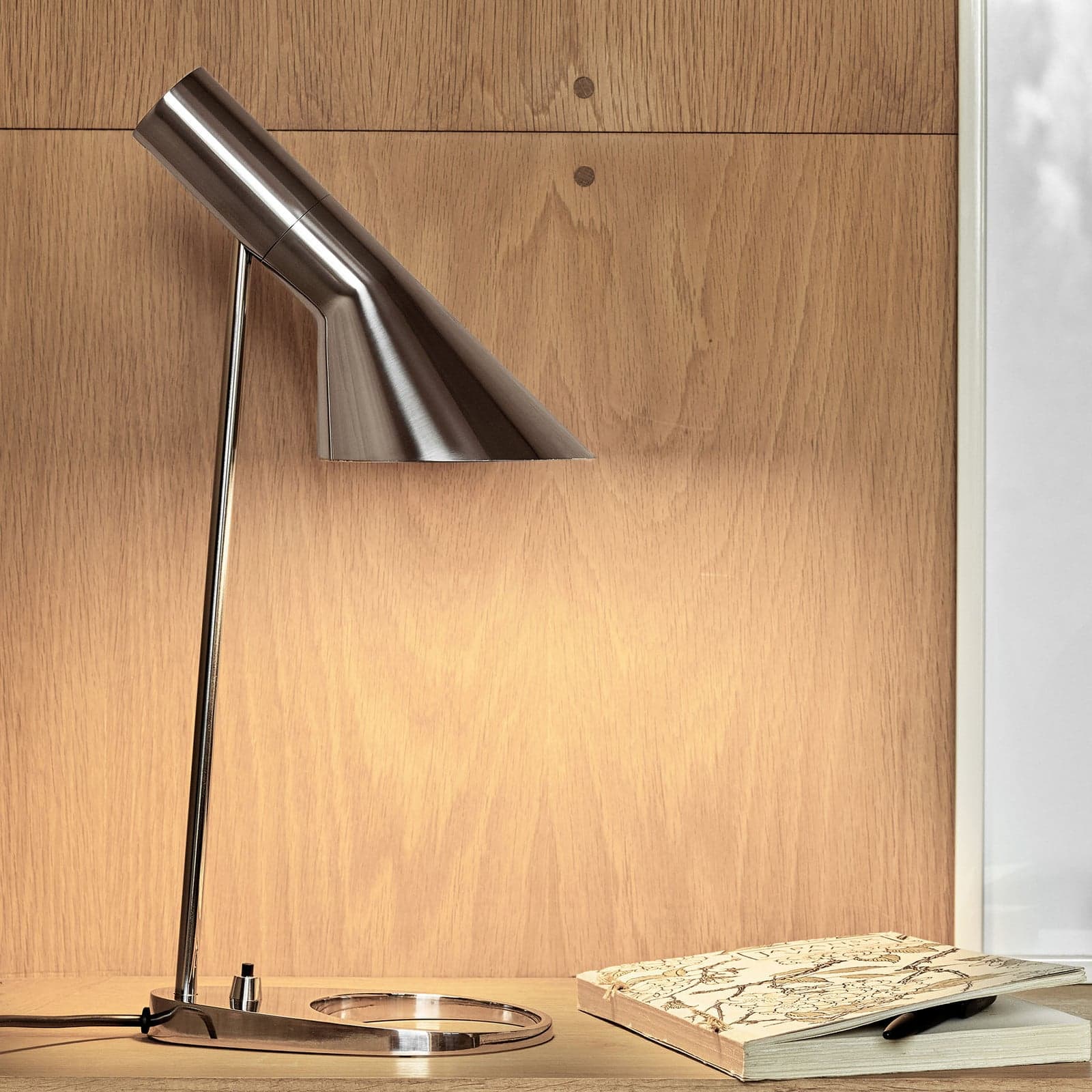 AJ Bordlampe Polished Steel - Louis Poulsen - Stue - Design - Metall - Med en lyskilde