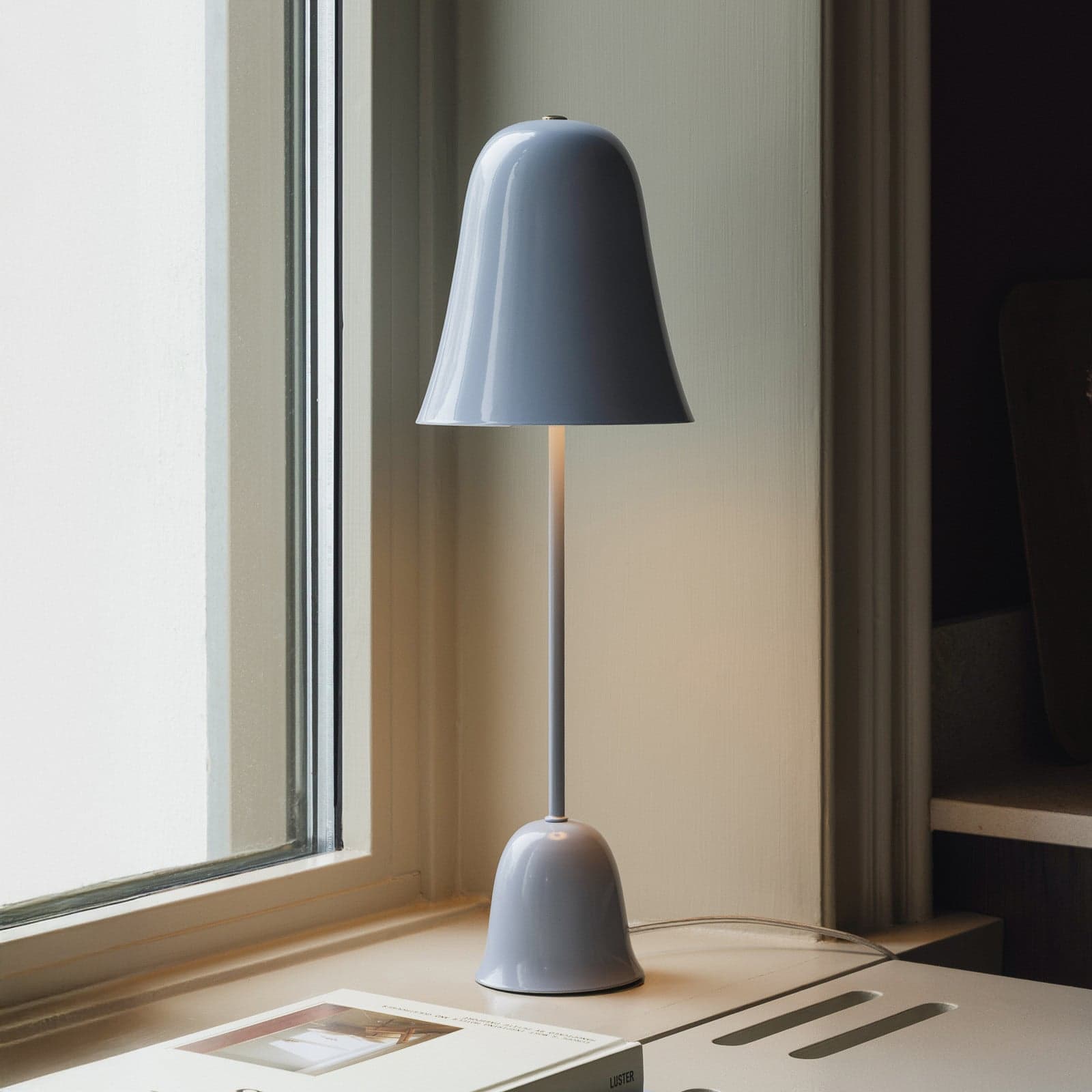 Blåklockan bordlampe, lyseblå, høyde 56 cm – Globen Lighting - Stue - Skandinavisk - Metall - Med skjerm