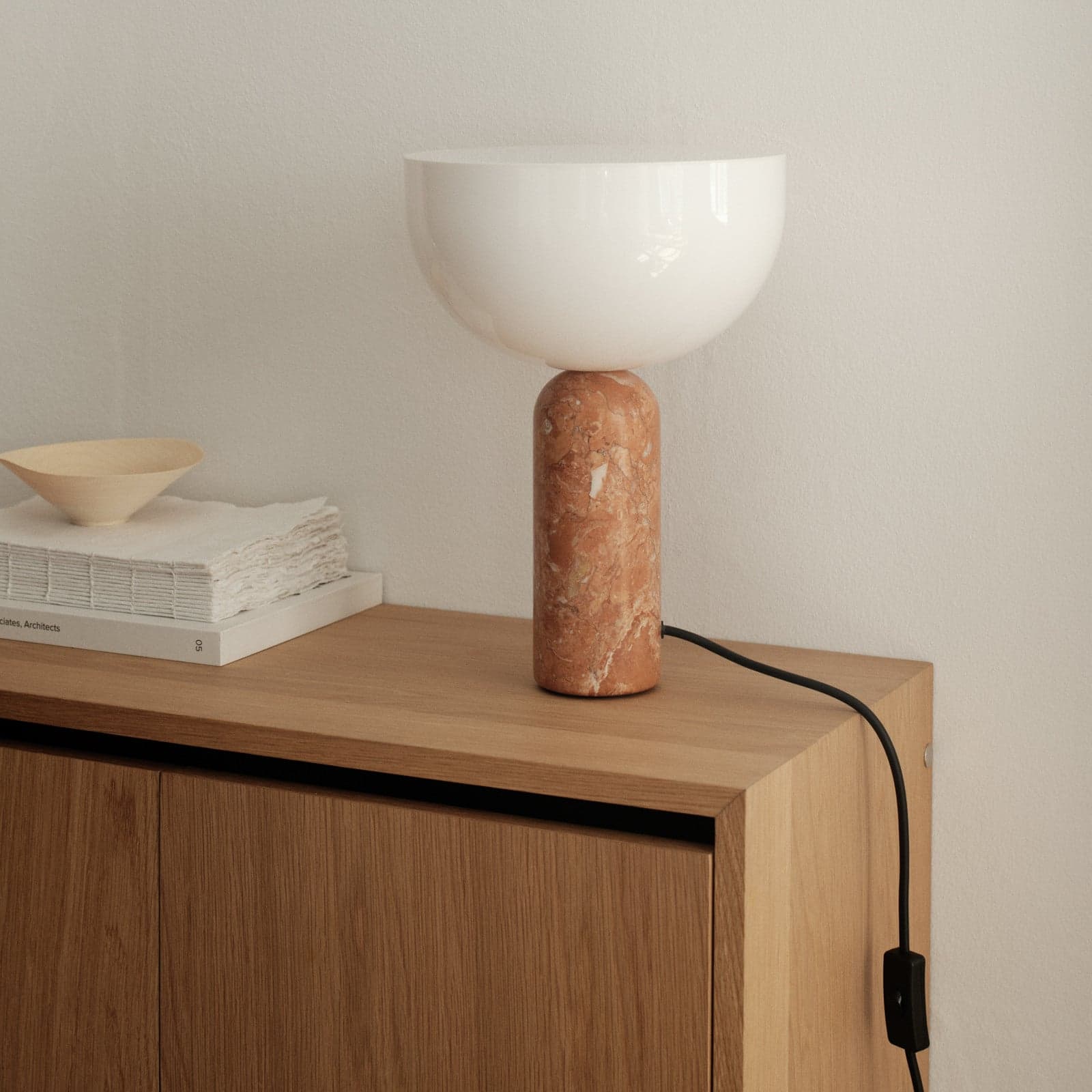 Kizu bordlampe Small Red - New Works Kizu Small - Stue - Design - Marmor - Med skjerm